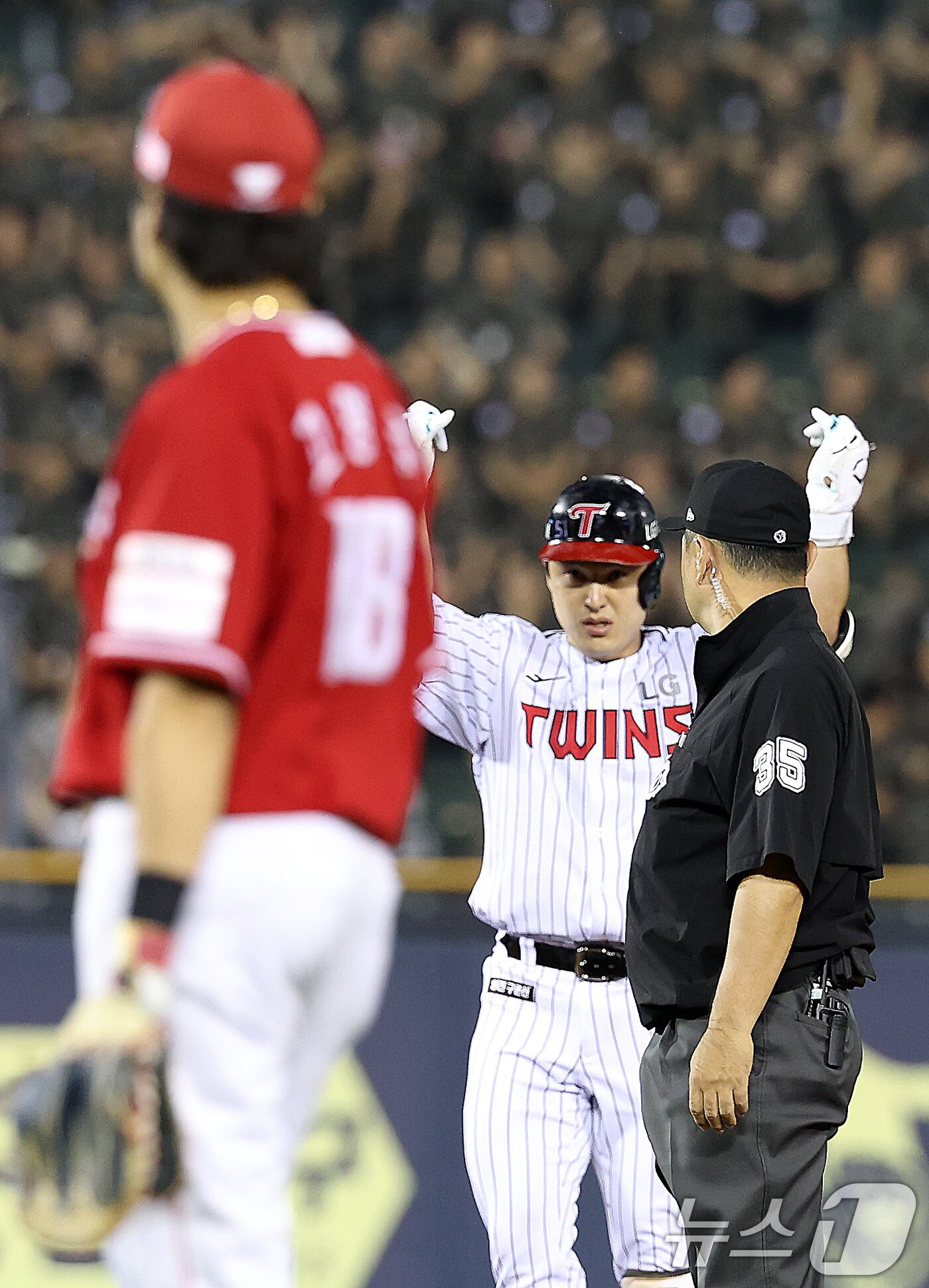 본문 이미지 - 12일 오후 서울 송파구 잠실야구장에서 열린 프로야구 &#39;2025 신한 SOL뱅크 KBO 리그&#39; SSG 랜더스와 LG 트윈스의 경기, 5회말 2사 1,3루 LG 박동원이 역전 2타점 적시타를 때려낸 뒤 세리머니를 하고 있다. 2025.6.12/뉴스1 ⓒ News1 이동해 기자