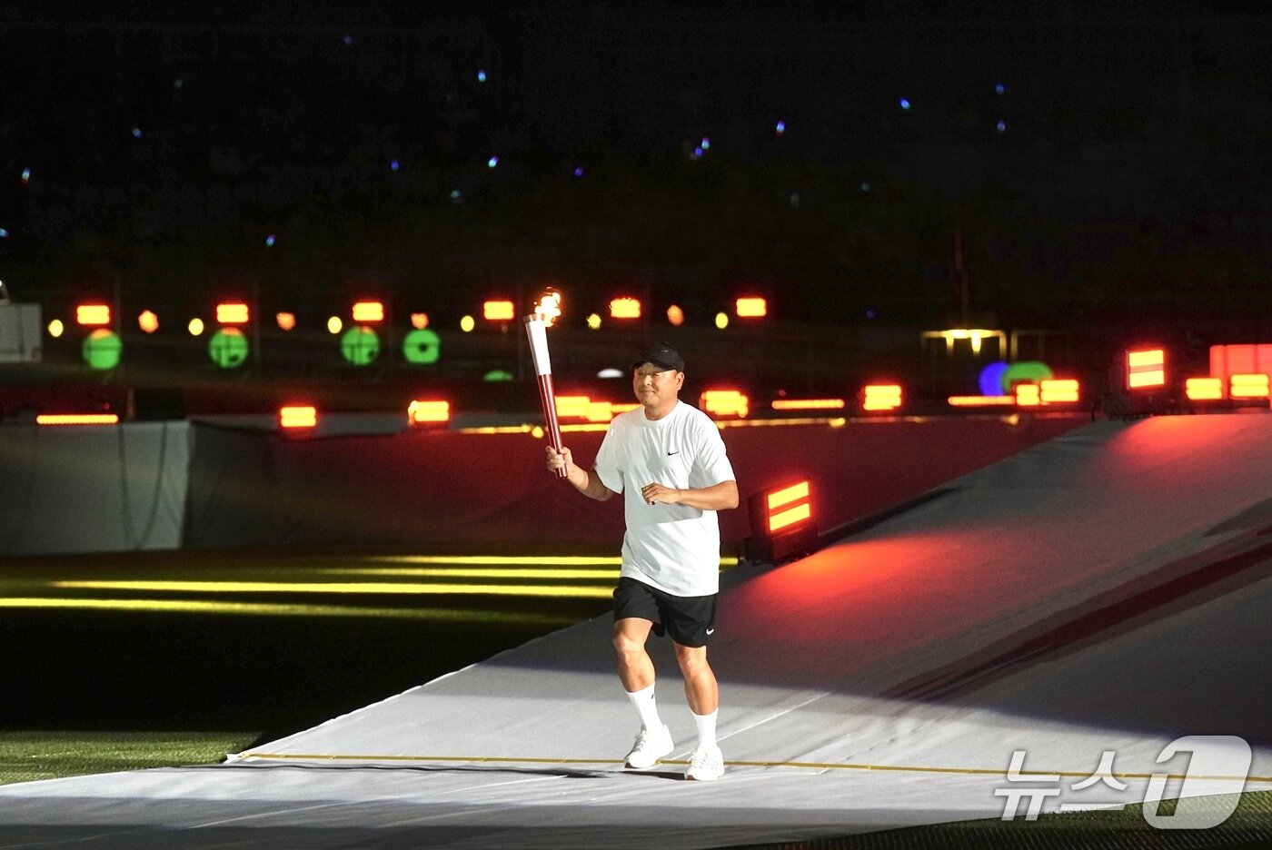 본문 이미지 - 성화봉송하는 마라토너 이봉주.(천안시청 제공. 재판매 및 DB금지)