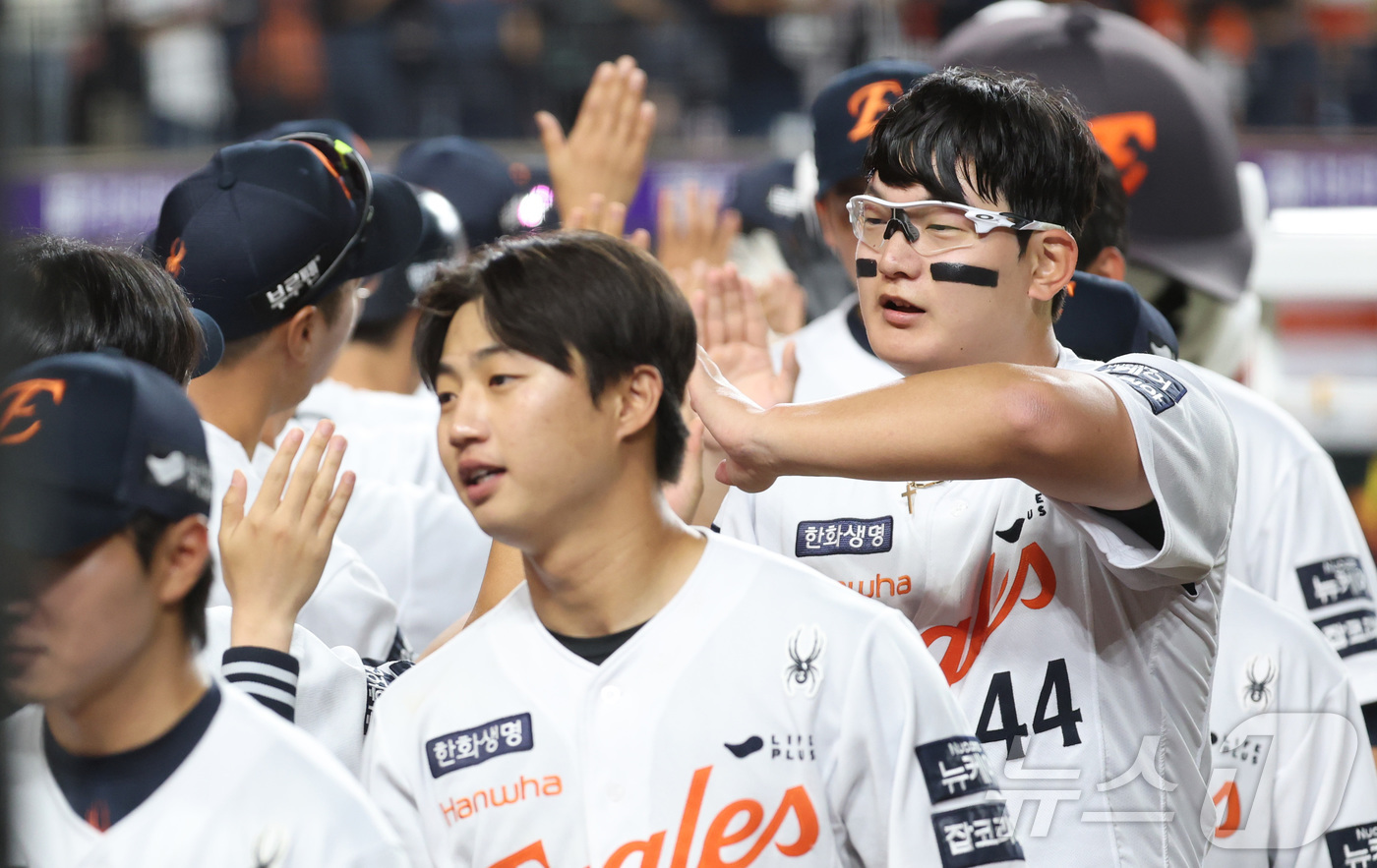 (대전=뉴스1) 김기남 기자 = 12일 대전 한화생명볼파크에서 열린 '2025 신한 SOL 뱅크 KBO리그' 한화이글스 대 두산베어스 경기에 한화이글스가 승리하며 3연승을 이어가고 …