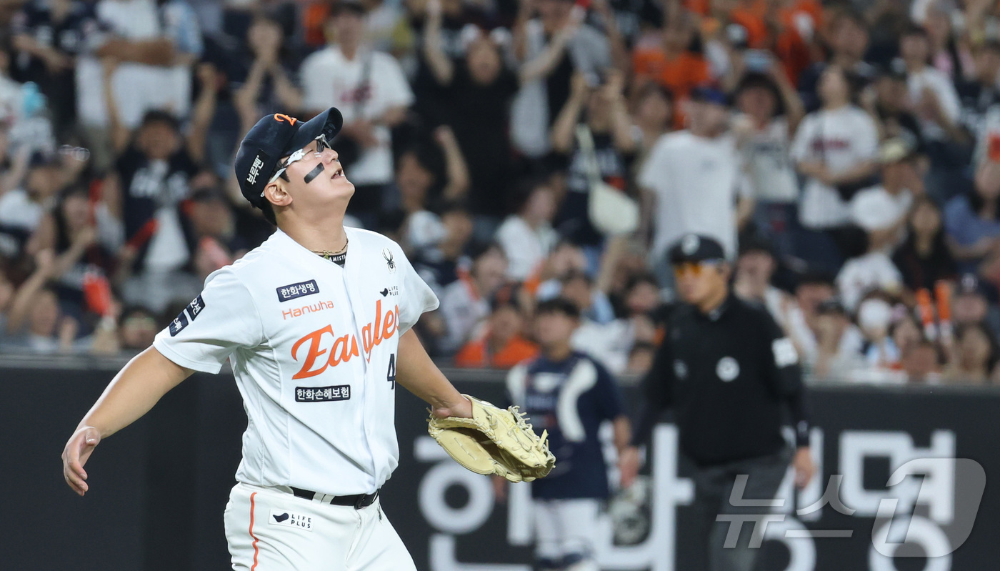 (대전=뉴스1) 김기남 기자 = 12일 대전 한화생명볼파크에서 열린 '2025 신한 SOL 뱅크 KBO리그' 한화이글스 대 두산베어스 경기에 한화 김서현이 마무리를 삼진으로 처리하 …