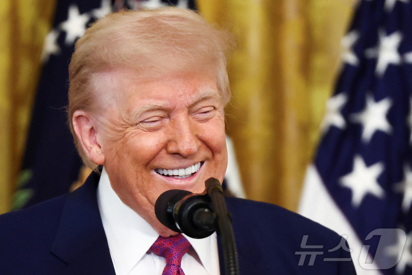 (워싱턴 로이터=뉴스1) 김지완 기자 = 12일(현지시간) 도널드 트럼프 미국 대통령이 워싱턴 백악관에서 열린 법안 서명식에 참석해 웃음을 보이고 있다. 2025.06.12ⓒ 로이 …