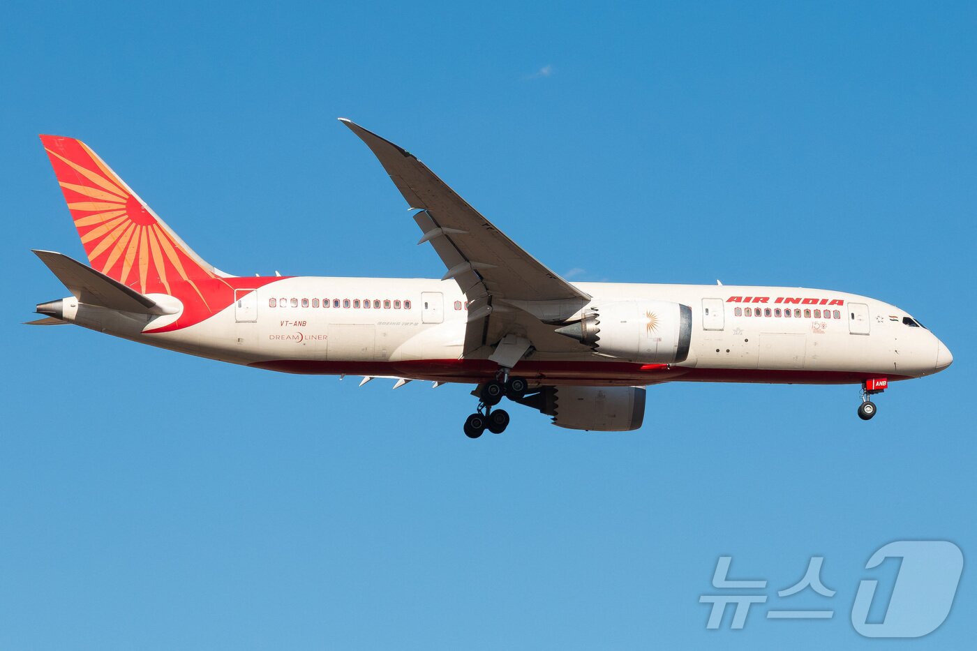 본문 이미지 - 인도 에어인디아 소속 보잉 787드림라이너 여객기가 12일&#40;현지시간&#41; 인도 서부 아메다바드 공항 인근에서 추락했다. 사진은 2024년 12월 29일 호주 멜버른 상공에서 비행할 때 모습. ⓒ 로이터=뉴스1 ⓒ News1 최종일 선임기자
