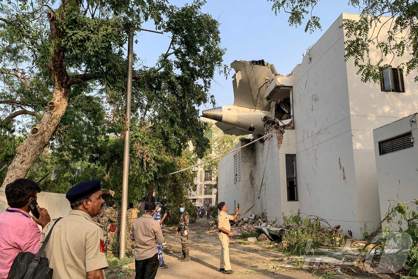 (아메다바드 AFP=뉴스1) 최종일 선임기자 = 인도 에어인디아 소속 보잉 787드림라이너 여객기가 12일(현지시간) 인도 서부 아메다바드 공항 인근에서 추락했다. 사진은 추락한 …