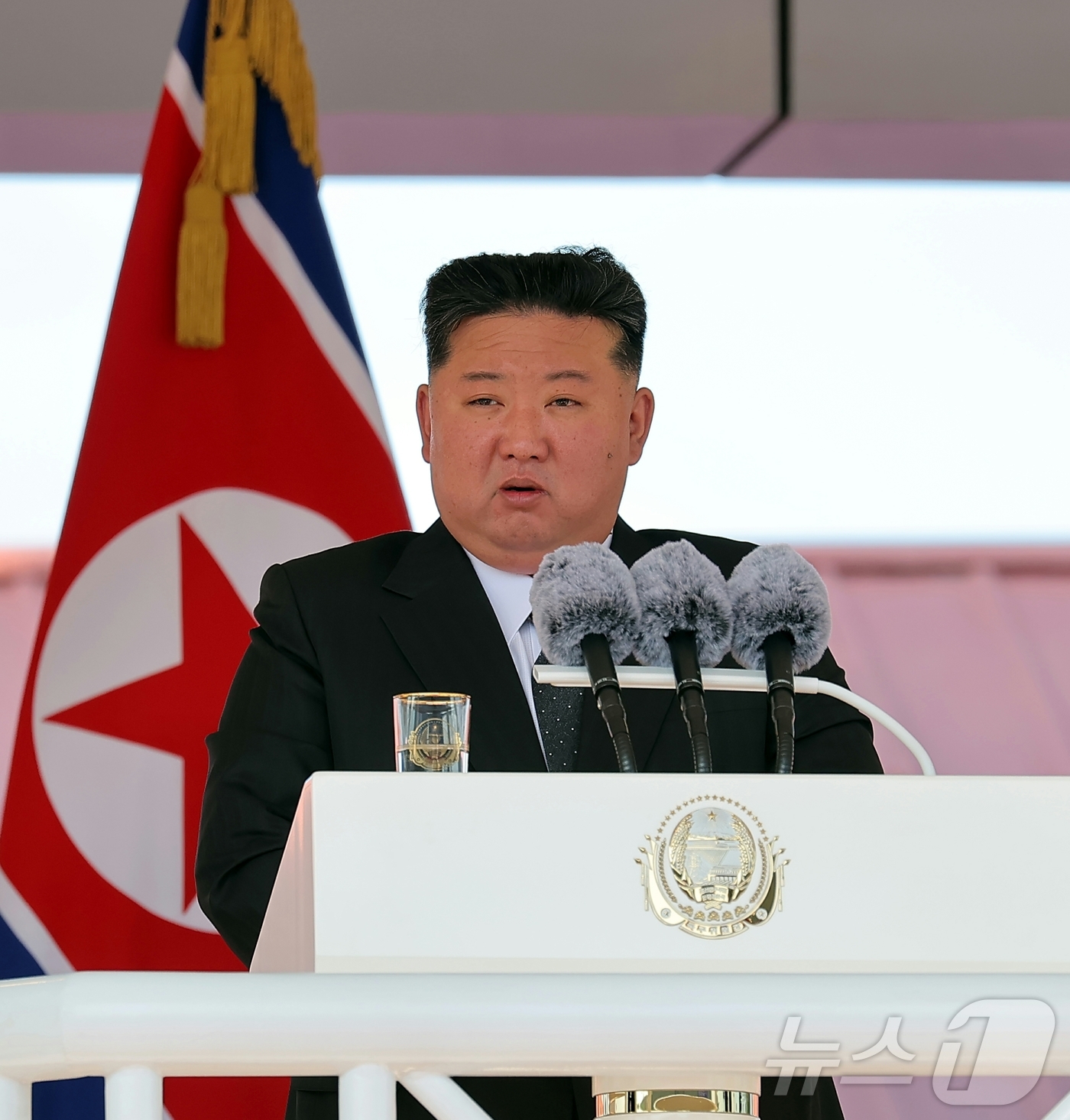 (평양 노동신문=뉴스1) = 북한 노동당 기관지 노동신문은 13일 "해군 구축함 진수기념식이 6월 12일에 나진조선소에서 진행됐다"고 보도했다. 김정은 당 총비서도 이날 진수식에 …