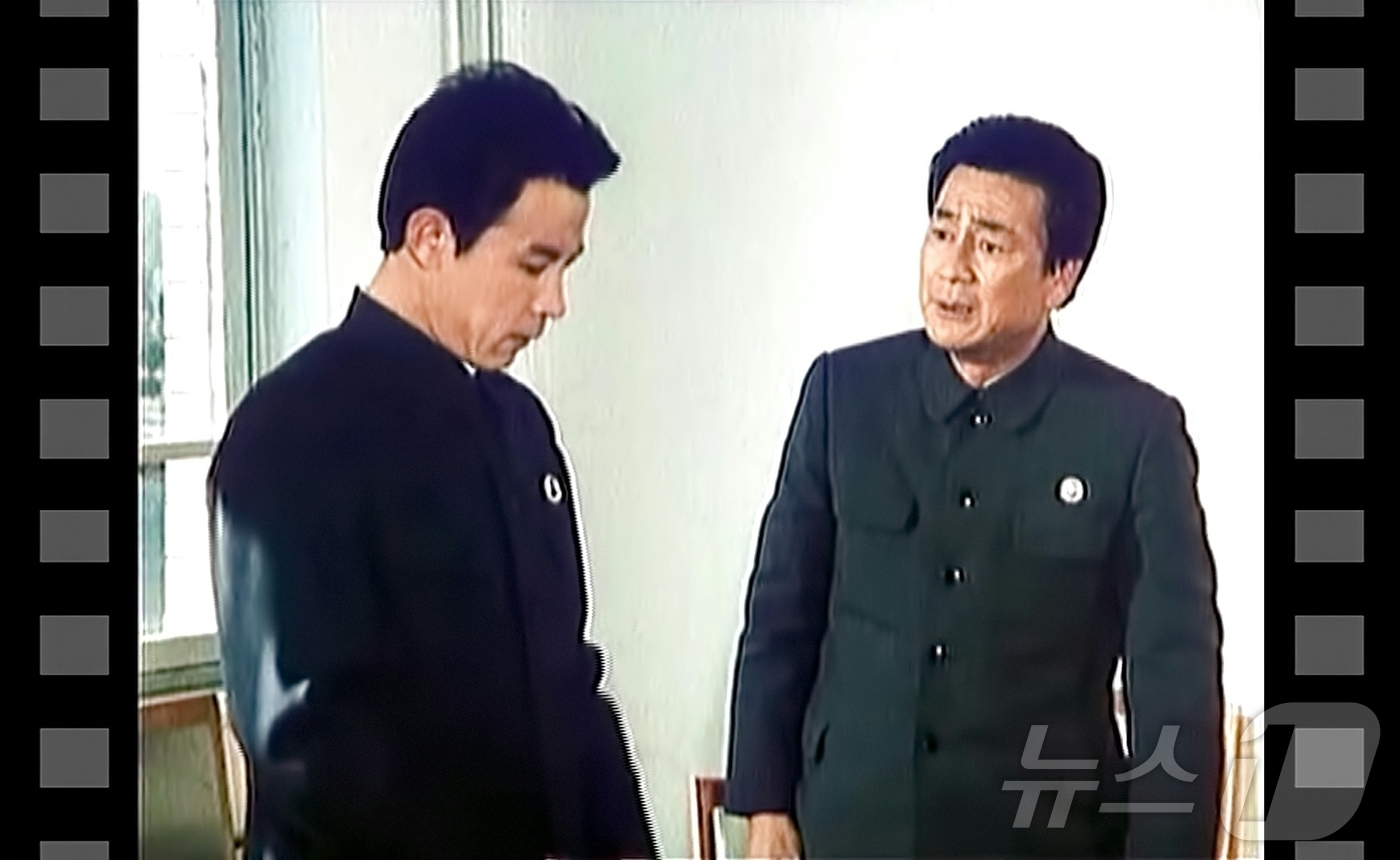 (평양 노동신문=뉴스1) = 북한 노동당 기관지 노동신문은 13일 예술영화 '심장에 남는 사람'에 등장하는 일꾼(간부)들의 모습을 조명하며 참된 복무자가 되려면 군중을 어려워하고 …