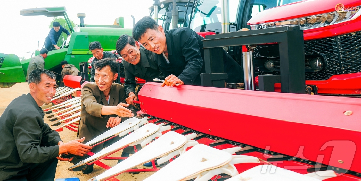 (평양 노동신문=뉴스1) = 북한 노동당 기관지 노동신문은 13일 각지 농업부문 간부들이 올해 밀, 보리 농사에 많은 품을 들였다고 보도했다. 사진은 증산군. [국내에서만 사용가능 …