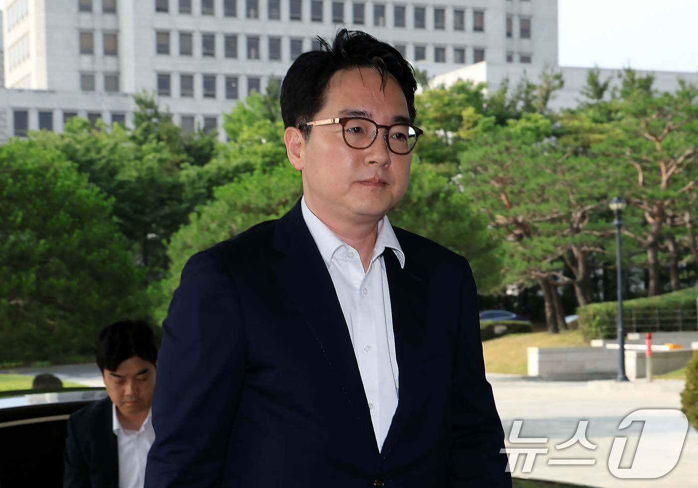 (서울=뉴스1) 박정호 기자 = 심우정 검찰총장이 13일 오전 서울 서초구 서초동 대검찰청으로 출근하고 있다.더불어민주당은 검찰을 폐지하고 공소청과 중대범죄수사청 신설을 추진, 검 …