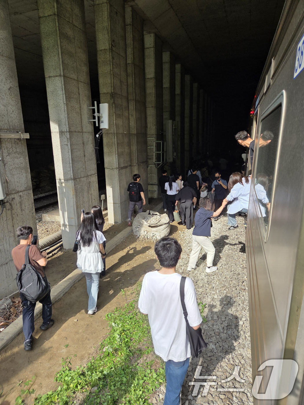 (서울=뉴스1) = 13일 오전 경의중앙선 신촌역 인근에서 사다리차 전도사고가 발생해 가좌역~신촌역 구간이 양방향 통제된 가운데 서울역행 경의중앙선 열차에 탑승한 승객들이 열차에서 …