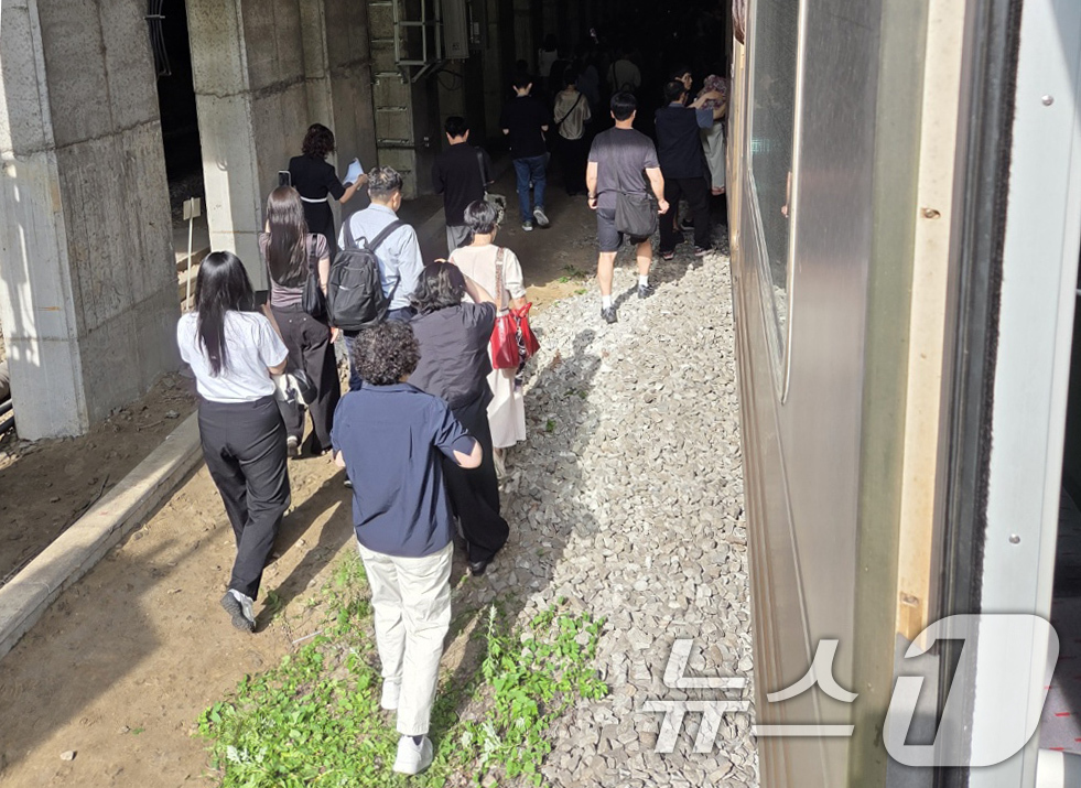 (서울=뉴스1) = 13일 오전 경의중앙선 신촌역 인근에서 사다리차 전도사고가 발생해 가좌역~신촌역 구간이 양방향 통제된 가운데 서울역행 경의중앙선 열차에 탑승한 승객들이 열차에서 …