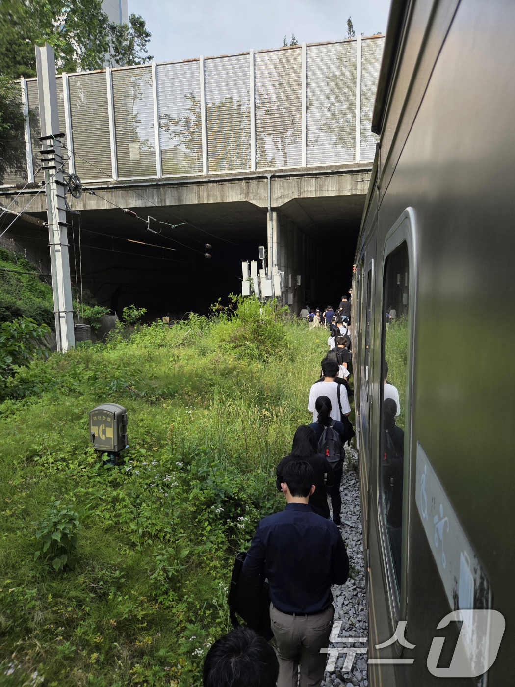 (서울=뉴스1) = 13일 오전 경의중앙선 신촌역 인근에서 사다리차 전도사고가 발생해 가좌역~신촌역 구간이 양방향 통제된 가운데 서울역행 경의중앙선 열차에 탑승한 승객들이 열차에서 …
