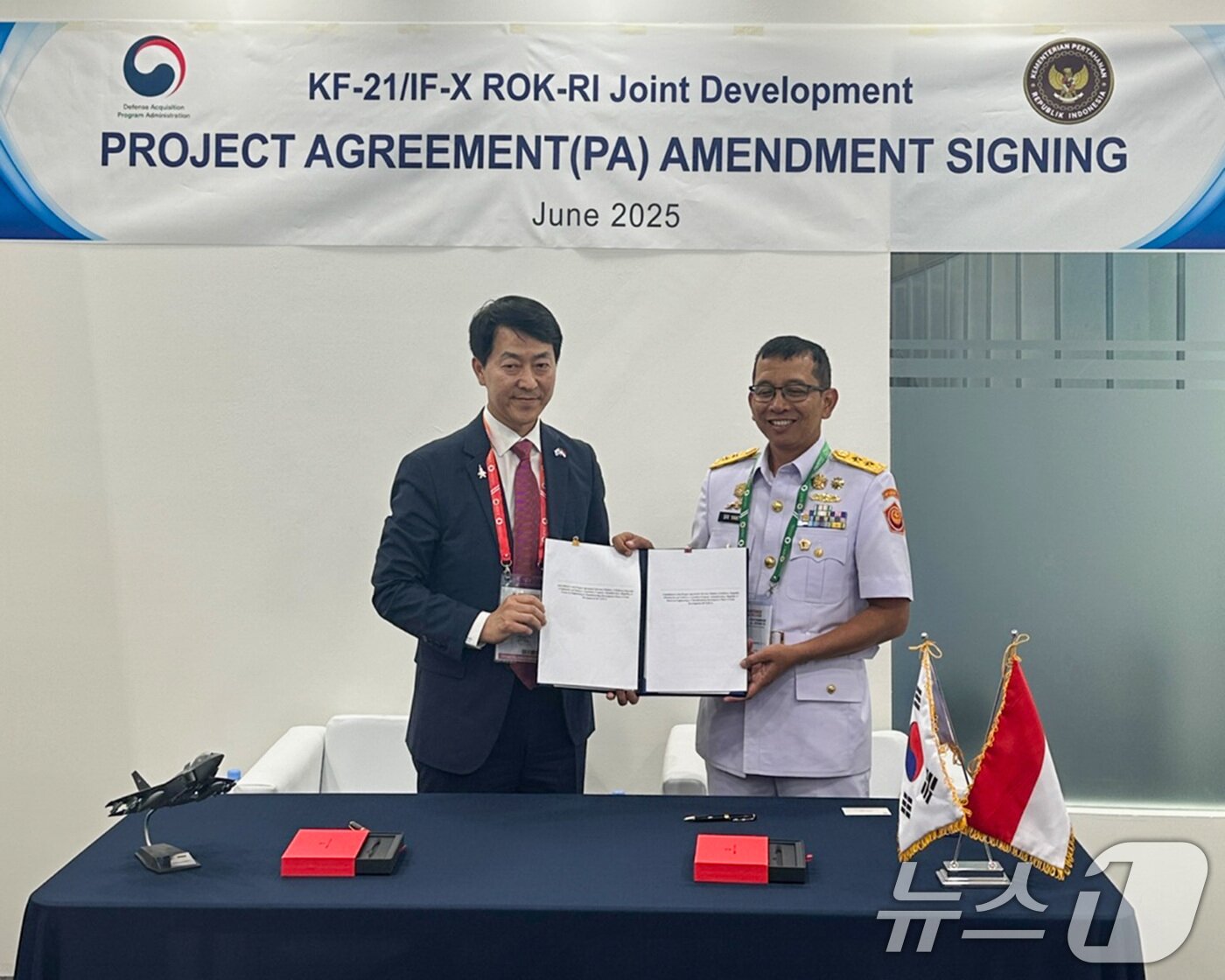 본문 이미지 - 노지만 방사청 한국형전투기사업단장과 스리얀또 인니 국방부 예비전력총국장이 2025년 6월 KF-21  '공동개발 기본합의서 개정안'에 서명 후 기념 촬영을 하고 있다. (방위사업청 제공. 재판매 및 DB 금지) 2025.6.13 ⓒ 뉴스1