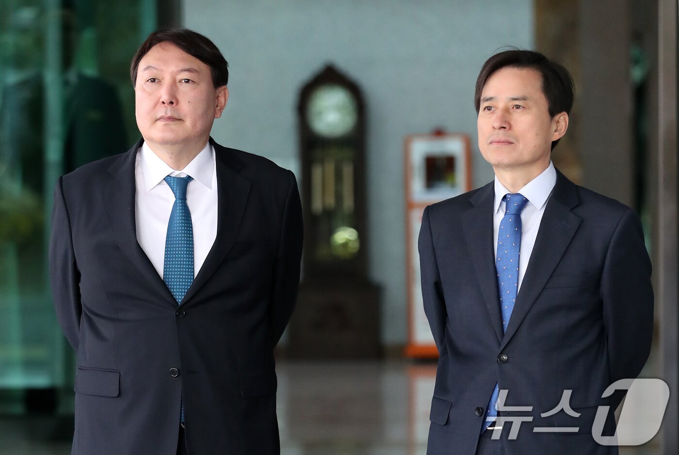 본문 이미지 - 이재명 대통령이 지난 12일 내란특검법에 따른 특별검사로 민주당이 추천한 조은석 전 감사원장 권한대행을 지명했다. &#39;내란 종식&#39;이라는 막중한 임무를 짊어진 조 전 대행은 감사원 감사위원 시절 전현희 권익위원장에 대한 감사 문제로 윤석열 정부 감사원 수뇌부와 정면 대립하며 각을 세운 바 있다.  사진은 지난 2017년 10월 23일 조은석 당시 서울고검장&#40;오른쪽&#41;과 윤석열 서울중앙지검장이 서울고검에서 열린 국회 법사위 국정감사에 앞서 국감장에 도착하는 의원들을 기다리는 모습. 2025.6.13/뉴스1 ⓒ News1 오대일 기자