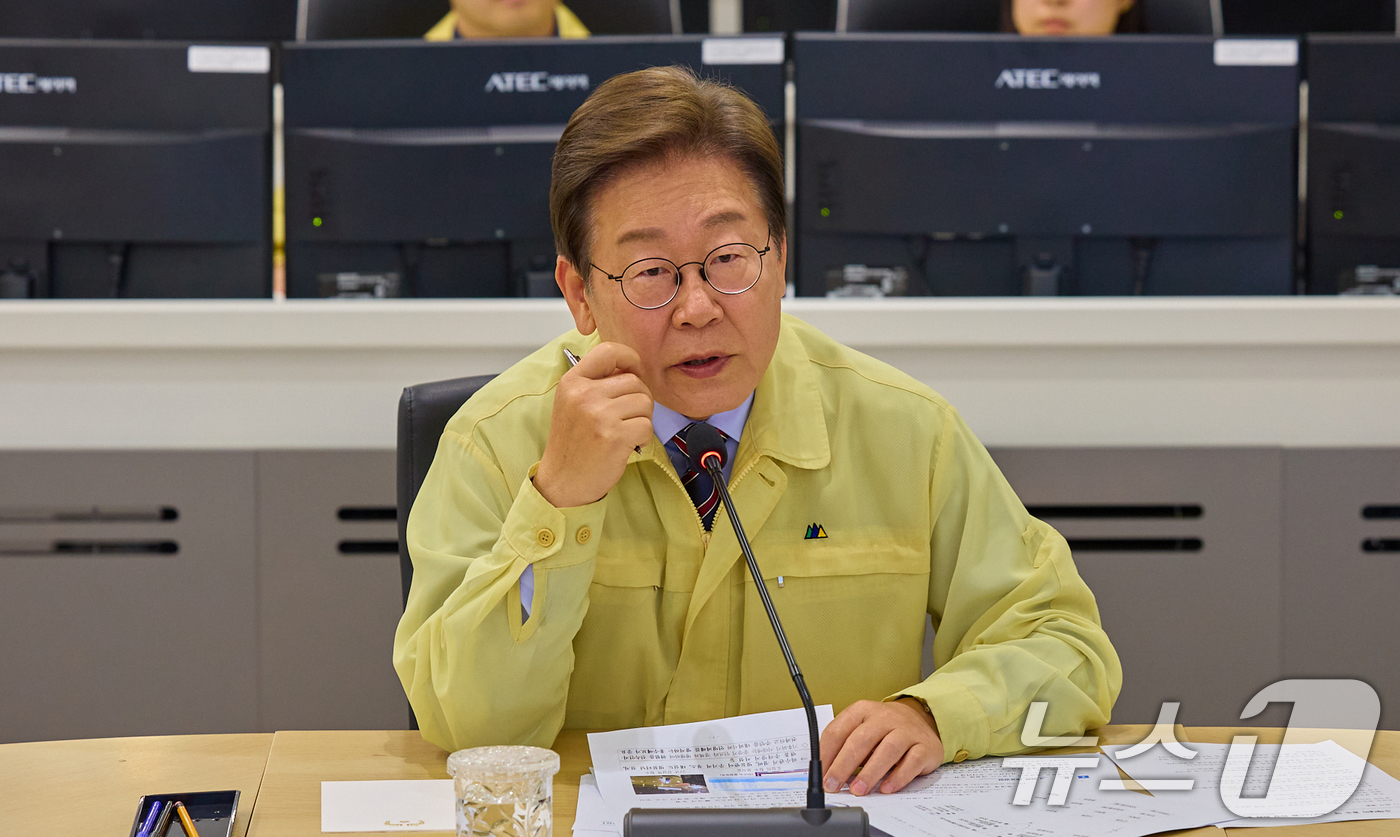 (서울=뉴스1) 허경 기자 = 이재명 대통령이 지난 12일 서울 서초구 한강홍수통제소에서 수해 대비 현장 점검 회의를 주재하고 있다. (이재명 대통령 SNS. 재판매 및 DB 금지 …