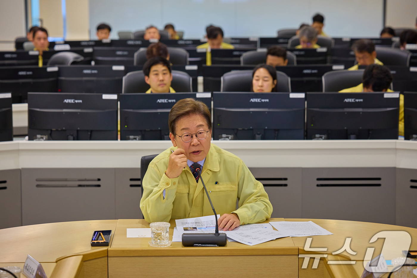 (서울=뉴스1) 허경 기자 = 이재명 대통령이 지난 12일 서울 서초구 한강홍수통제소에서 수해 대비 현장 점검 회의를 주재하고 있다. (이재명 대통령 SNS. 재판매 및 DB 금지 …