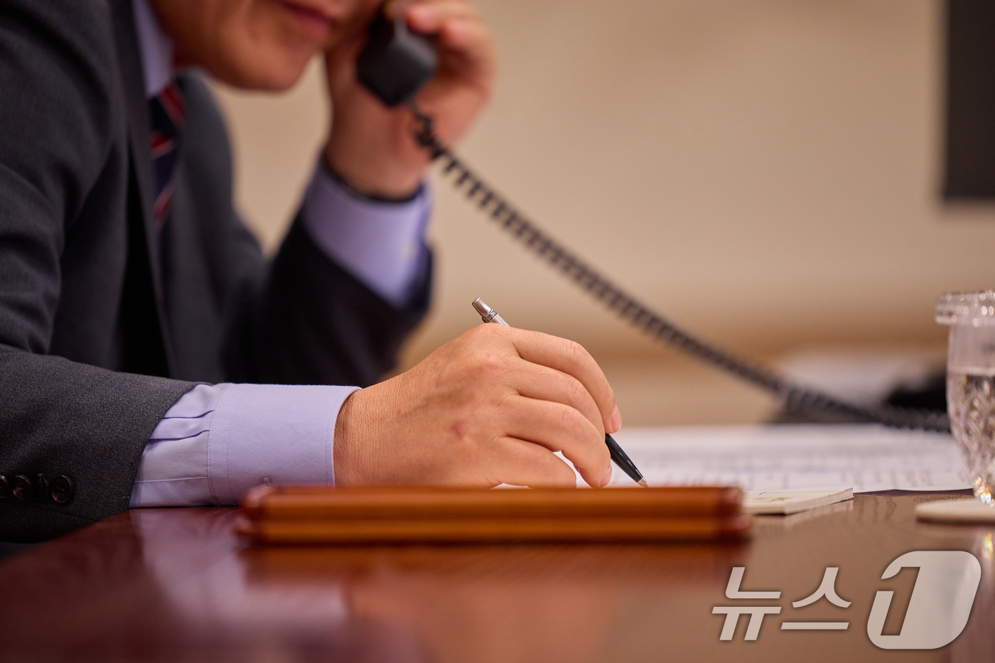 (서울=뉴스1) 허경 기자 = 이재명 대통령이 지난 12일 서울 용산구 대통령실 청사 집무실에서 앤소니 알바니지 호주 총리와 전화 통화를 하고 있다. (이재명 대통령 SNS. 재판 …