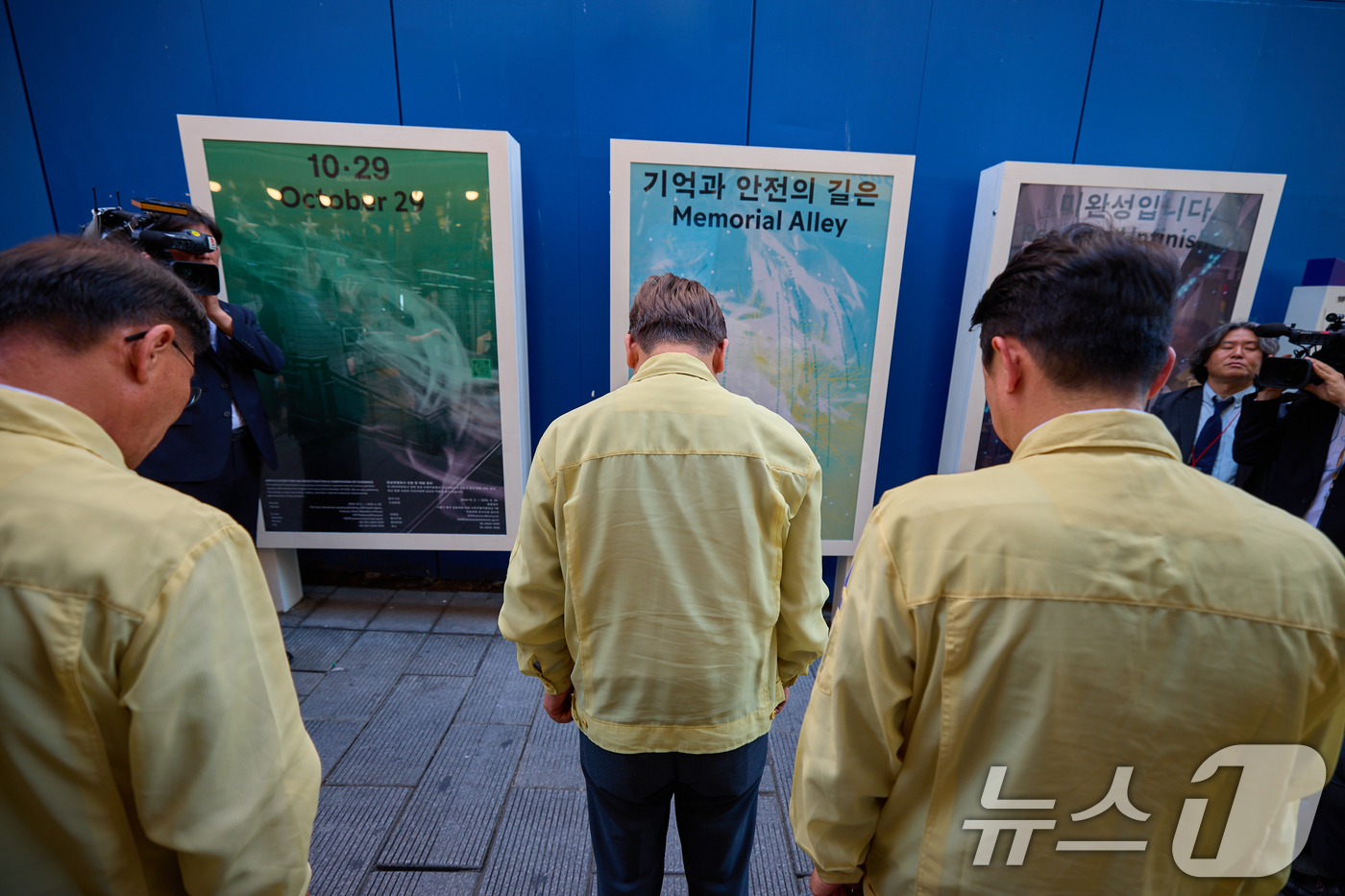 (서울=뉴스1) 허경 기자 = 이재명 대통령이 지난 12일 서울 용산구 이태원 참사 현장에 조성된 ‘10·29 기억과 안전의 길’을 방문해 참사 희생자들을 추모하고 있다. (이재명 …