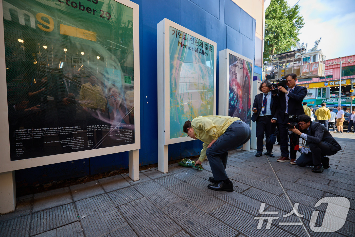 (서울=뉴스1) 허경 기자 = 이재명 대통령이 지난 12일 서울 용산구 이태원 참사 현장에 조성된 ‘10·29 기억과 안전의 길’을 방문해 참사 희생자들을 추모하고 있다. (이재명 …