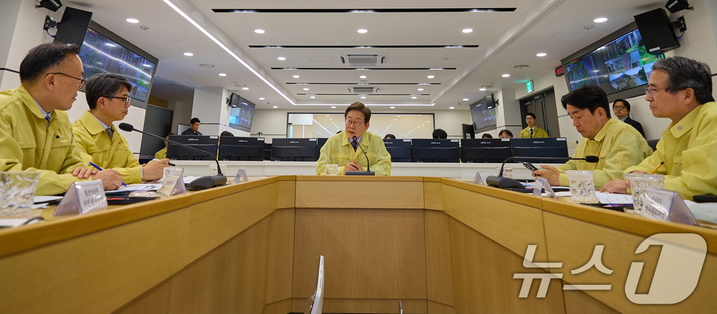 (서울=뉴스1) 허경 기자 = 이재명 대통령이 지난 12일 서울 서초구 한강홍수통제소에서 수해 대비 현장 점검 회의를 주재하고 있다. (이재명 대통령 SNS. 재판매 및 DB 금지 …