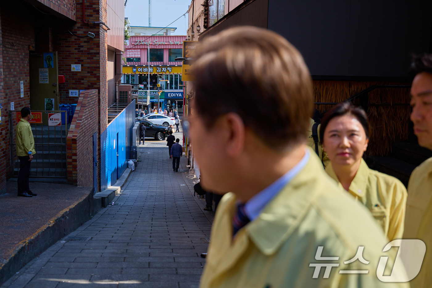 (서울=뉴스1) 허경 기자 = 이재명 대통령이 지난 12일 서울 용산구 이태원 참사 현장에 조성된 ‘10·29 기억과 안전의 길’을 방문하고 있다. (이재명 대통령 SNS. 재판매 …