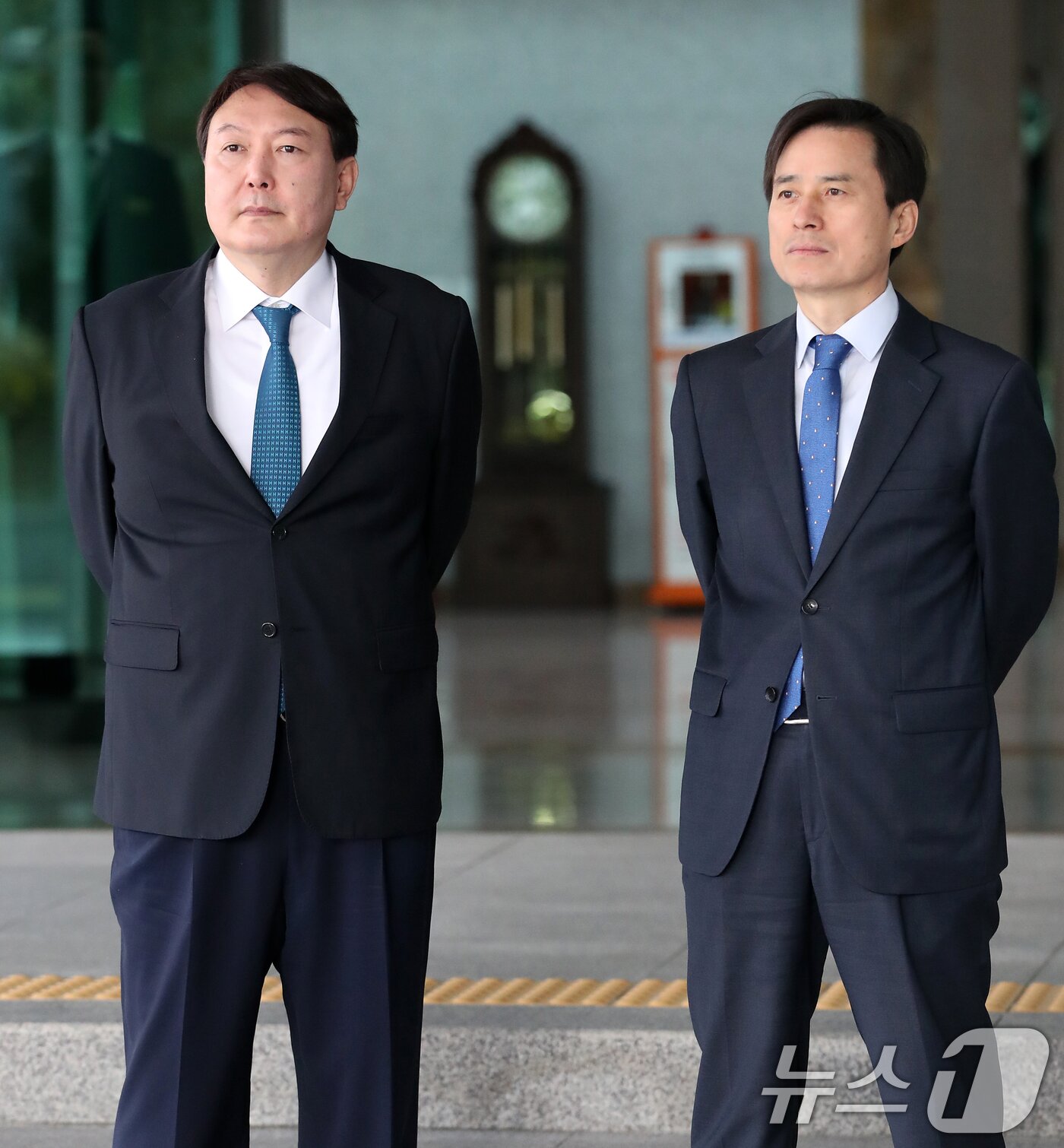 본문 이미지 - 이재명 대통령이 지난 12일 내란특검법에 따른 특별검사로 민주당이 추천한 조은석 전 감사원장 권한대행을 지명했다. 사진은 지난 2017년 10월 23일 조은석 당시 서울고검장&#40;오른쪽&#41;과 윤석열 서울중앙지검장이 서울고검에서 열린 국회 법사위 국정감사에 앞서 국감장에 도착하는 의원들을 기다리는 모습. 2025.6.13/뉴스1 ⓒ News1 오대일 기자