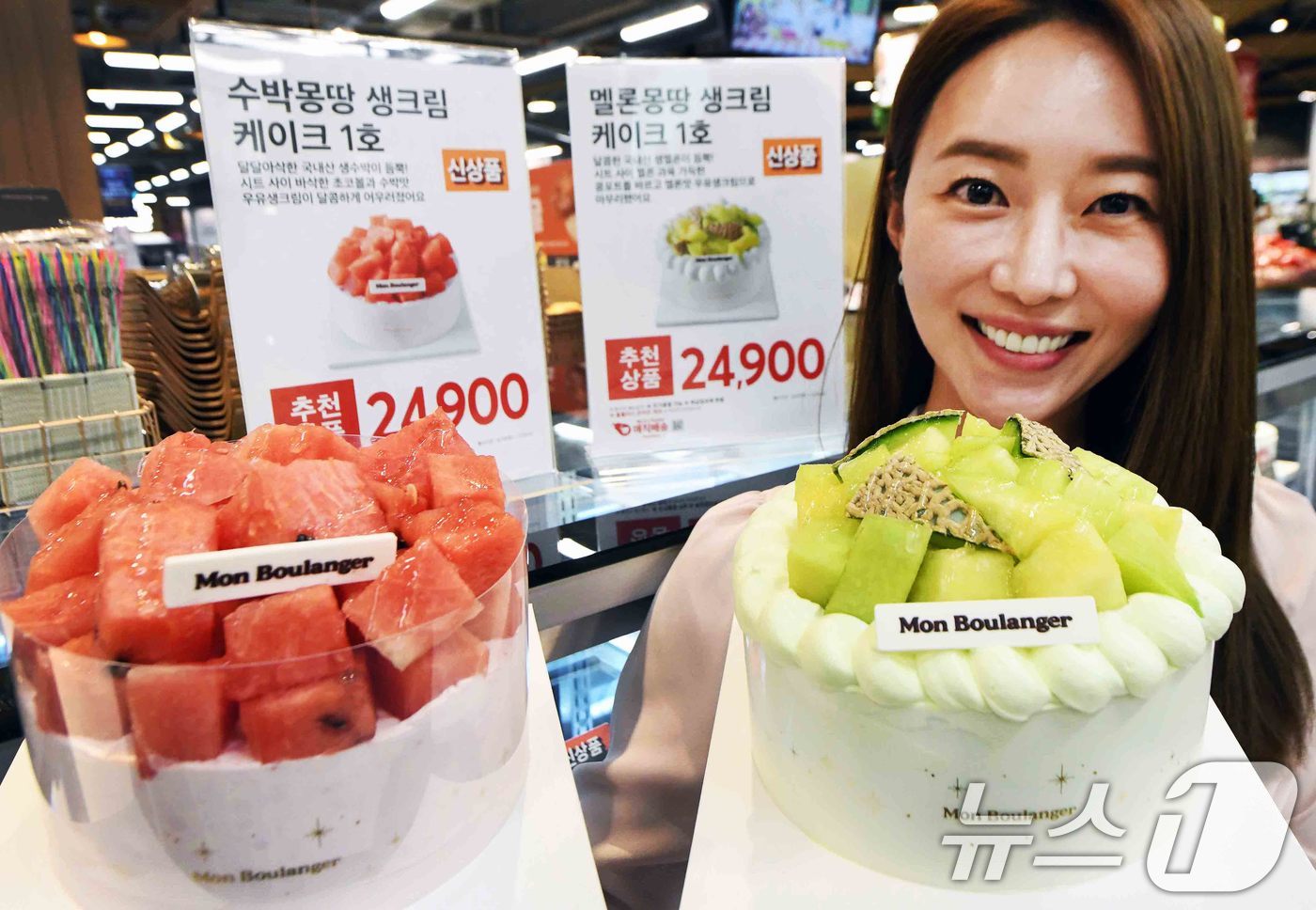 (서울=뉴스1) = 홈플러스는 지난 12일 여름 시즌 한정으로 '수박몽땅 생크림 케이크'와 '멜론몽땅 생크림 케이크' 2종을 출시했다고 13일 밝혔다.모델이 13일 '홈플러스 메가 …