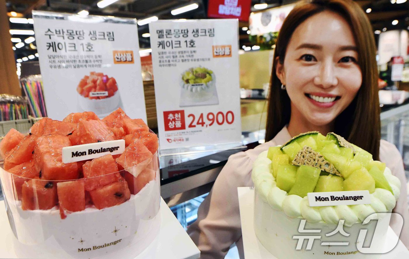 (서울=뉴스1) = 홈플러스는 지난 12일 여름 시즌 한정으로 '수박몽땅 생크림 케이크'와 '멜론몽땅 생크림 케이크' 2종을 출시했다고 13일 밝혔다.모델이 13일 '홈플러스 메가 …