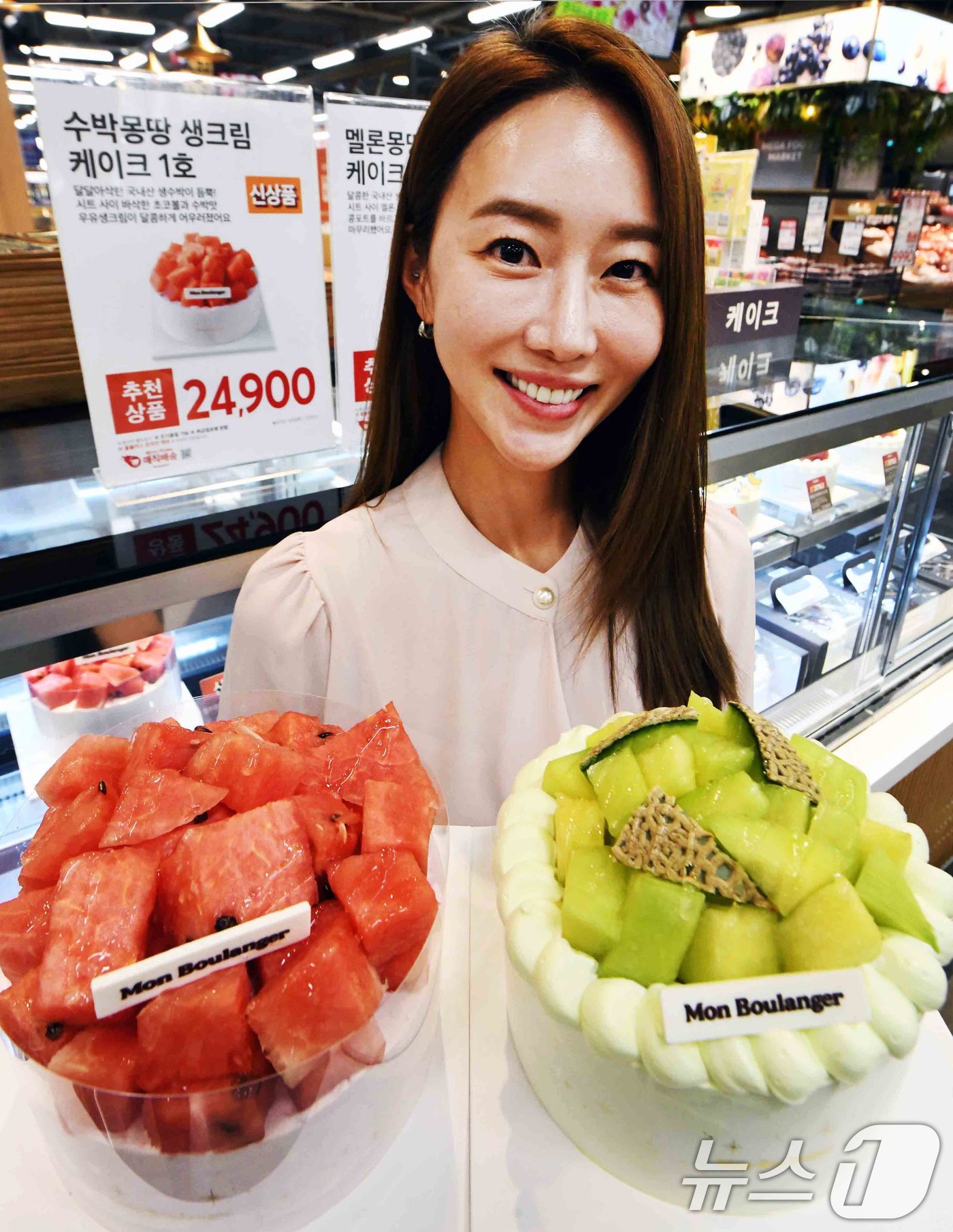 (서울=뉴스1) = 홈플러스는 지난 12일 여름 시즌 한정으로 '수박몽땅 생크림 케이크'와 '멜론몽땅 생크림 케이크' 2종을 출시했다고 13일 밝혔다.모델이 13일 '홈플러스 메가 …