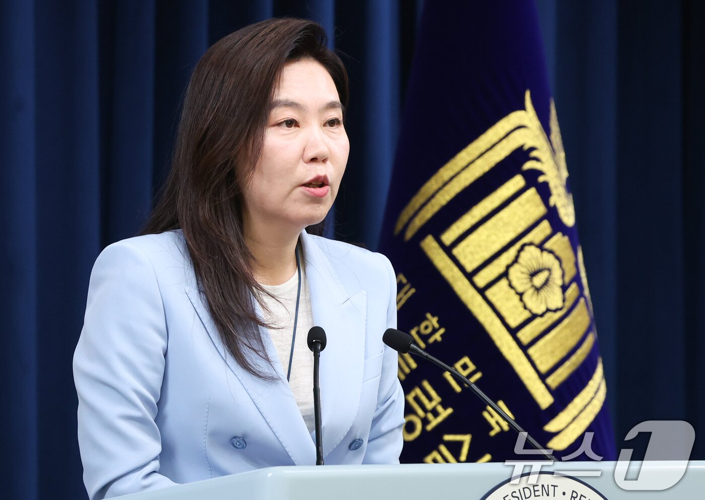 본문 이미지 - 강유정 대통령실 대변인이 13일 서울 용산구 대통령실 청사에서 오광수 민정수석비서관 사의 관련 브리핑을 하고 있다.  2025.6.13/뉴스1 ⓒ News1 허경 기자