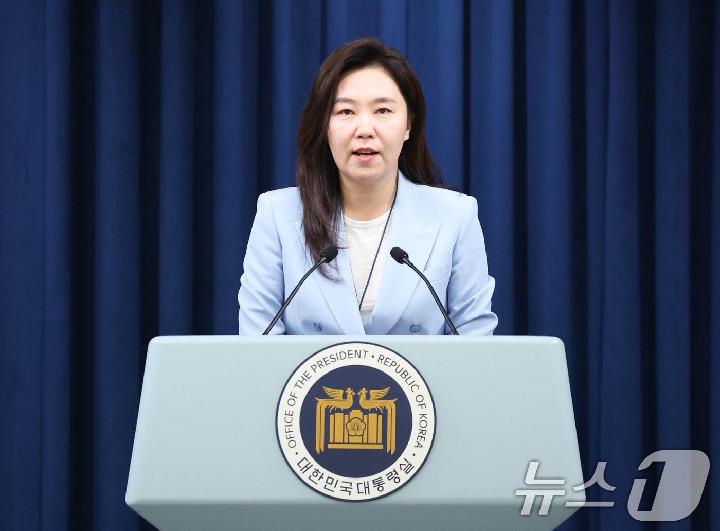 본문 이미지 - 강유정 대통령실 대변인이 13일 서울 용산구 대통령실 청사에서 오광수 민정수석비서관 사의 관련 브리핑을 하고 있다. 강 대변인은 &#34;오 수석은 어젯밤 이 대통령에게 사의를 표했다＂며 ＂이 대통령은 공직기강 확립과 인사 검증을 담당하는 민정수석의 중요성을 두루 감안해 오 수석의 사의를 받아들였다＂고 했다. 2025.6.13/뉴스1 ⓒ News1 허경 기자