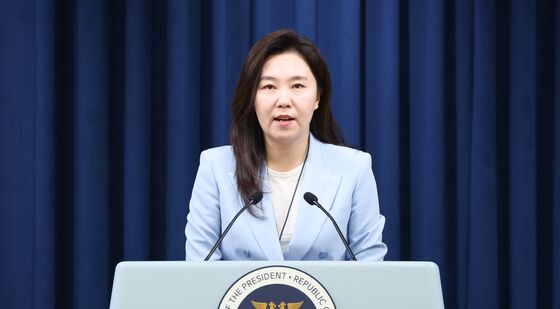 오광수 민정수석 사의 관련 브리핑하는 강유정 대변인