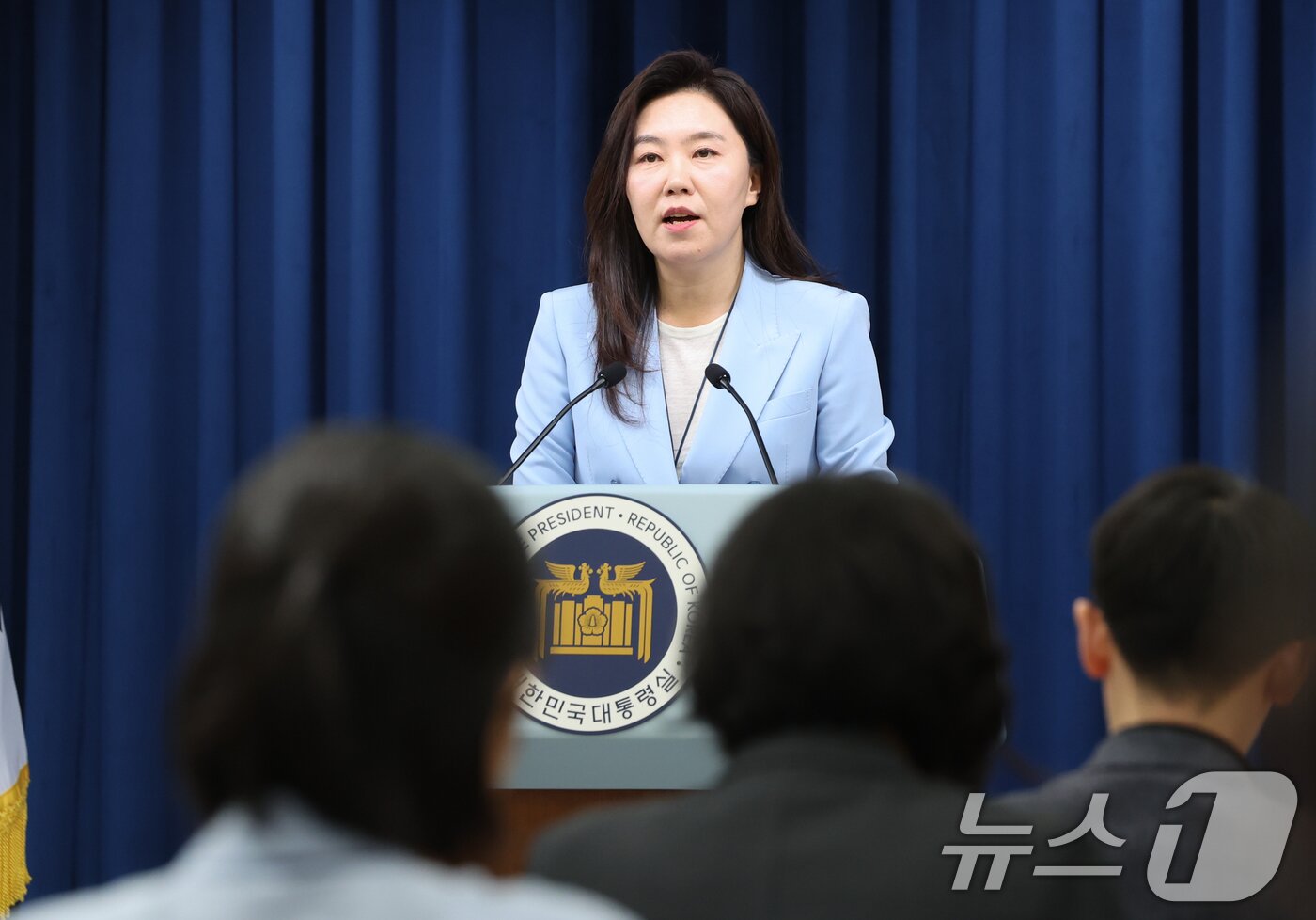 본문 이미지 - 강유정 대통령실 대변인이 13일 서울 용산구 대통령실 청사에서 오광수 민정수석비서관 사의 관련 브리핑을 하고 있다.  2025.6.13/뉴스1 ⓒ News1 허경 기자
