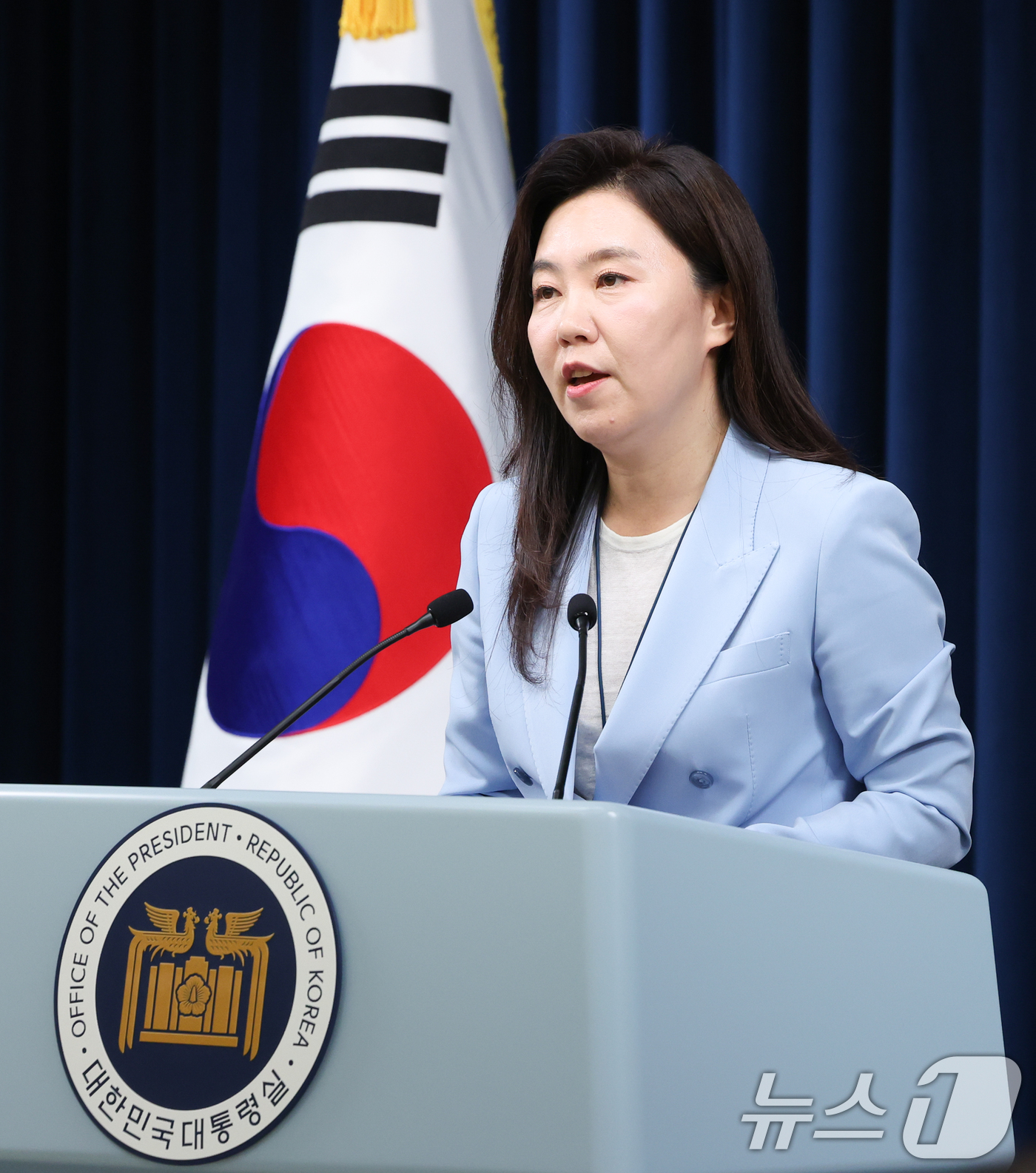 (서울=뉴스1) 허경 기자 = 강유정 대통령실 대변인이 13일 서울 용산구 대통령실 청사에서 오광수 민정수석비서관 사의 관련 브리핑을 하고 있다. 강 대변인은 "오 수석은 어젯밤 …