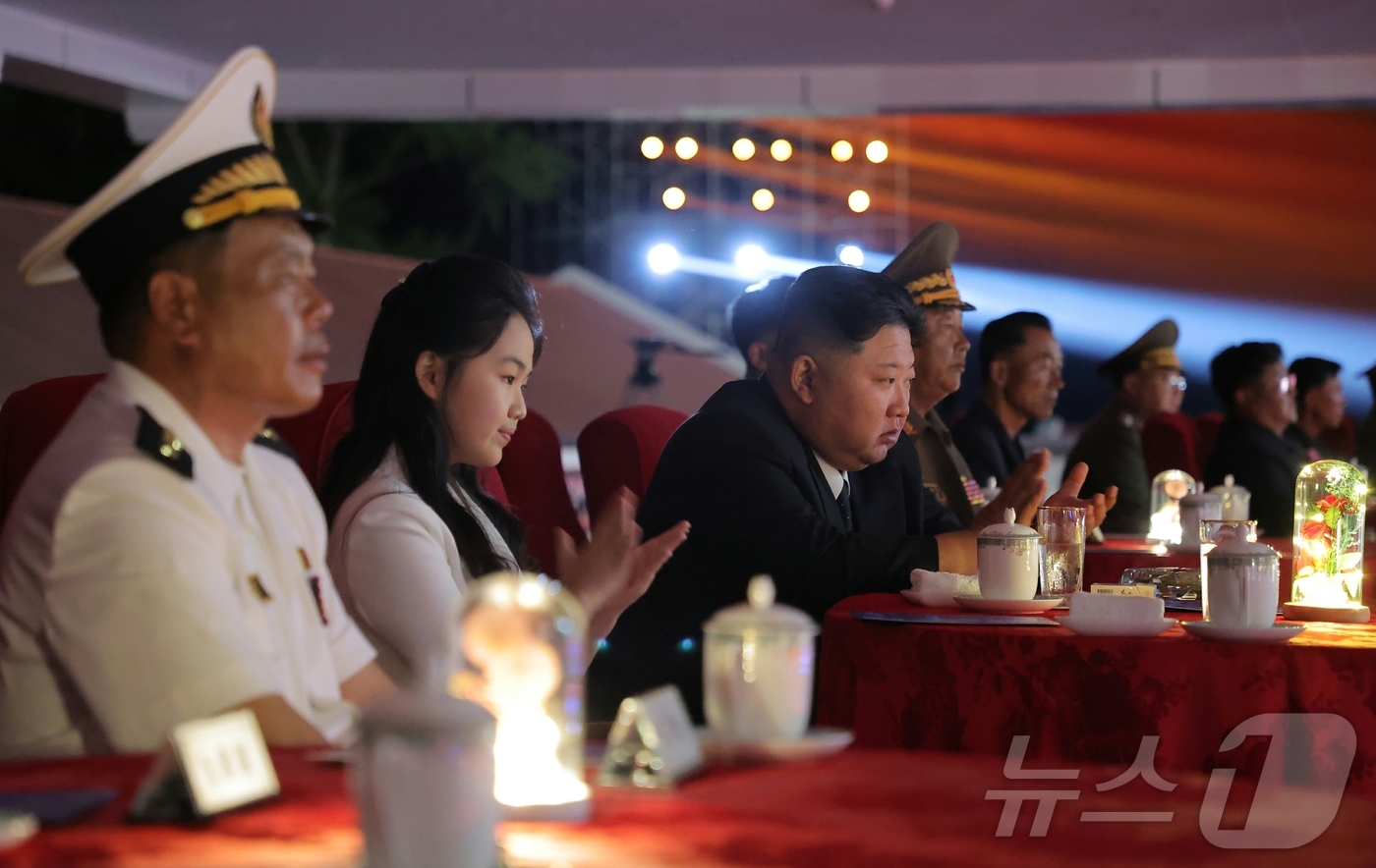 (평양 노동신문=뉴스1) = 북한 노동당 기관지 노동신문은 13일 "해군 구축함 진수기념식이 6월 12일에 나진조선소에서 진행됐다"고 보도했다. 김정은 당 총비서도 이날 진수식에 …