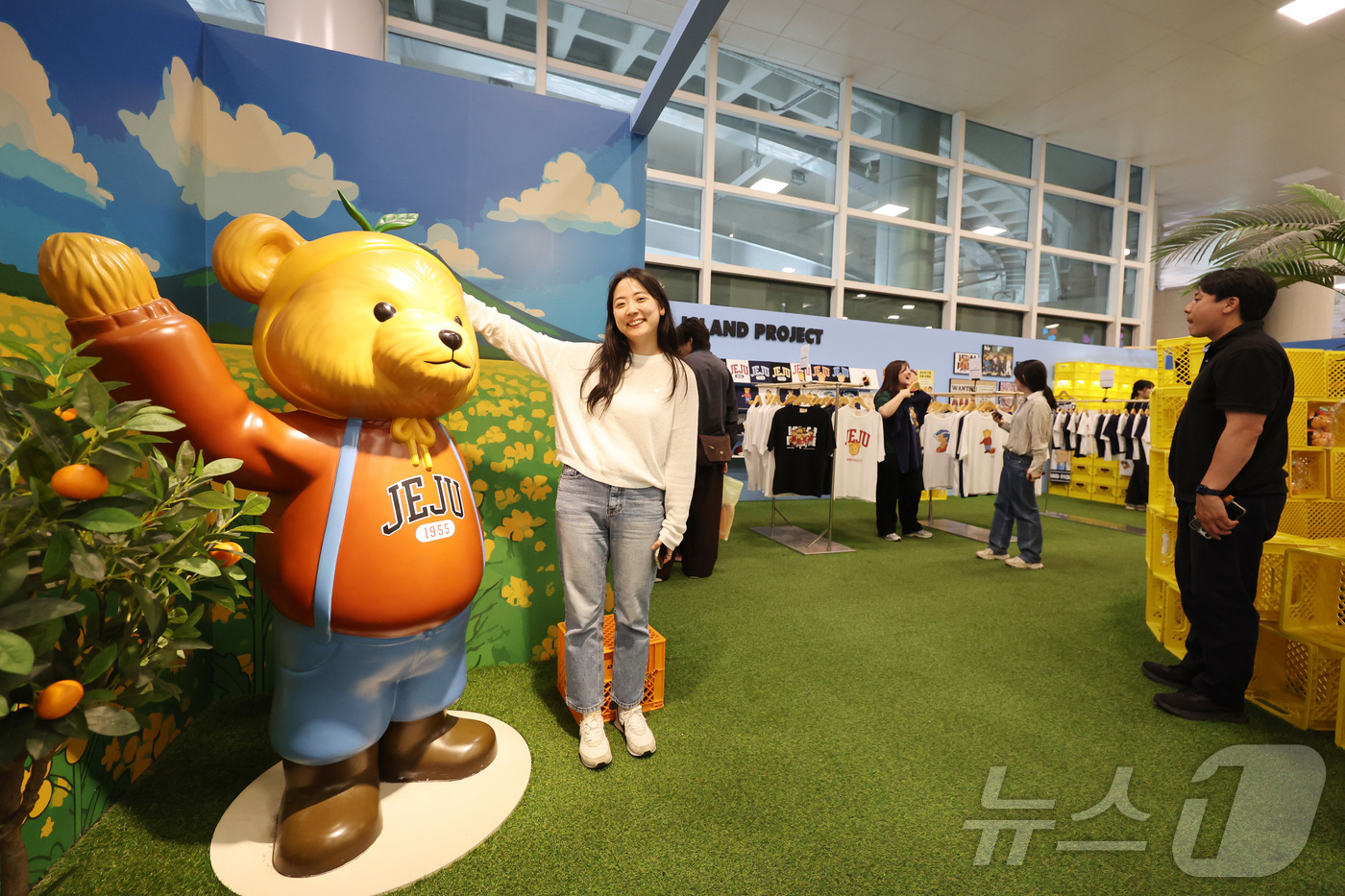 (제주=뉴스1) = 지난 12일 제주국제공항에 열린 '제주국제공항 여객청사 및 상업시설 소개 행사'에서 제주 감귤, 해녀 등을 활용한 의류를 판매하는 '아일랜드 팩토리' 팝업 매장 …