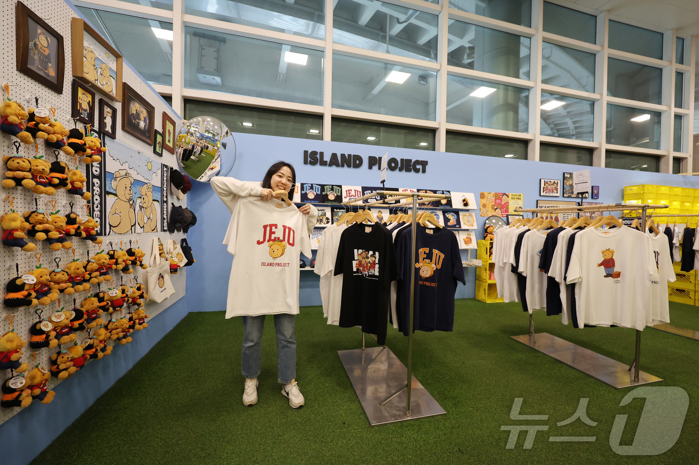 (제주=뉴스1) = 지난 12일 제주국제공항에 열린 '제주국제공항 여객청사 및 상업시설 소개 행사'에서 제주 감귤, 해녀 등을 활용한 의류를 판매하는 '아일랜드 팩토리' 팝업 매장 …