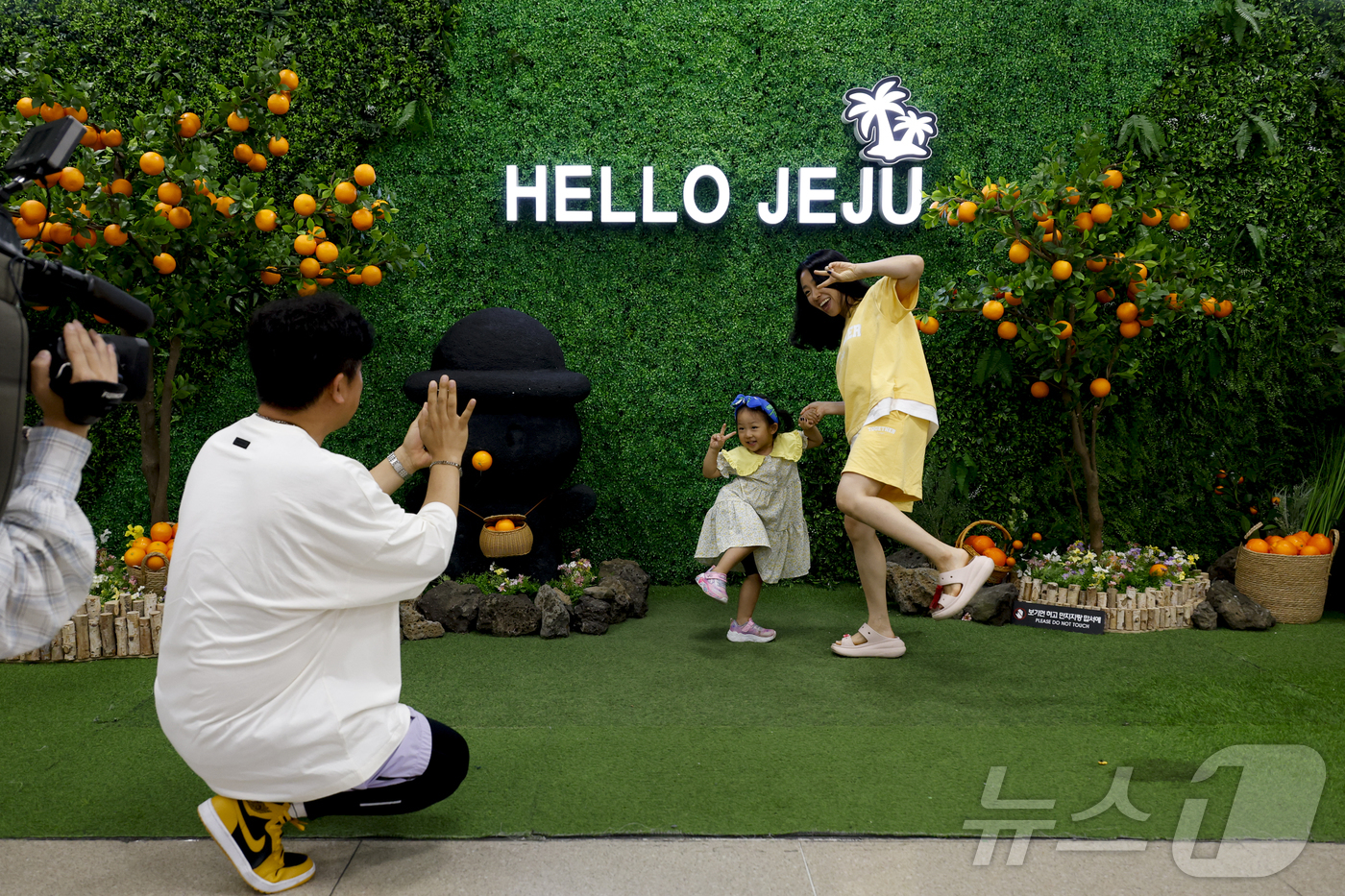 (제주=뉴스1) = 지난 12일 한국공항공사 제주국제공항에 마련된 헬로 제주 포토존에서 관광객들이 사진을 찍고 있다. (공항사진기자단) 2025.6.13 /뉴스1