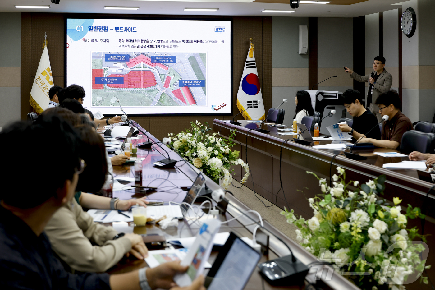 (제주=뉴스1) = 한국공항공사 제주국제공항 여객청사 및 상업시설 소개 행사가 열린 12일 제주공항 공사 대회의실에서 황성갑 제주공항 총괄기획부장이 브리핑 하고 있다. (공항사진기 …