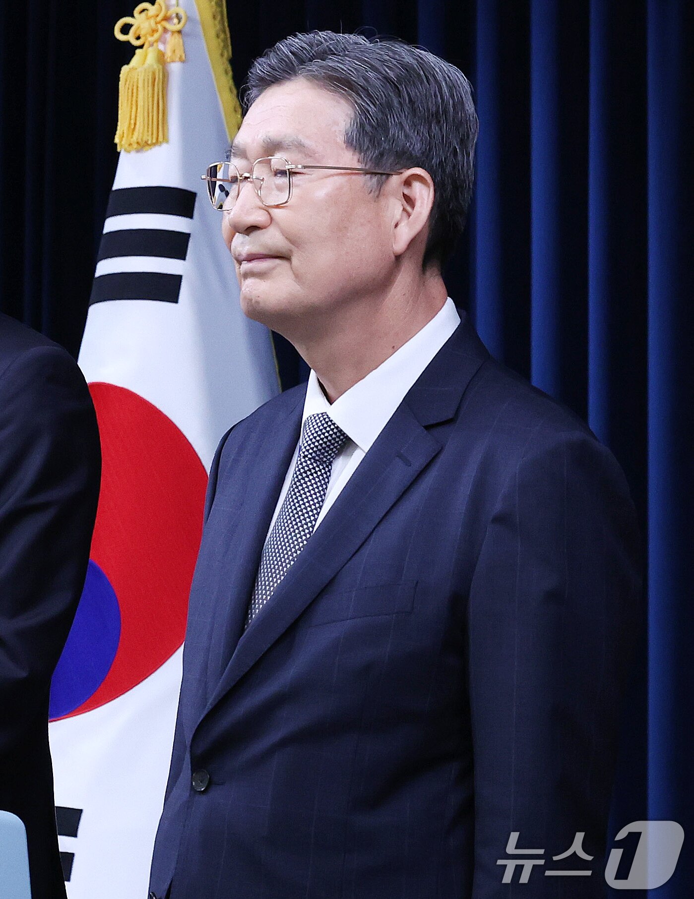 본문 이미지 - 새정부 초대 민정수석에 임명된 오광수 변호사가 8일 서울 용산구 대통령실 청사에서 열린 수석급 인선 발표 브리핑에 참석하고 있다. 2025.6.8/뉴스1 ⓒ News1 박지혜 기자