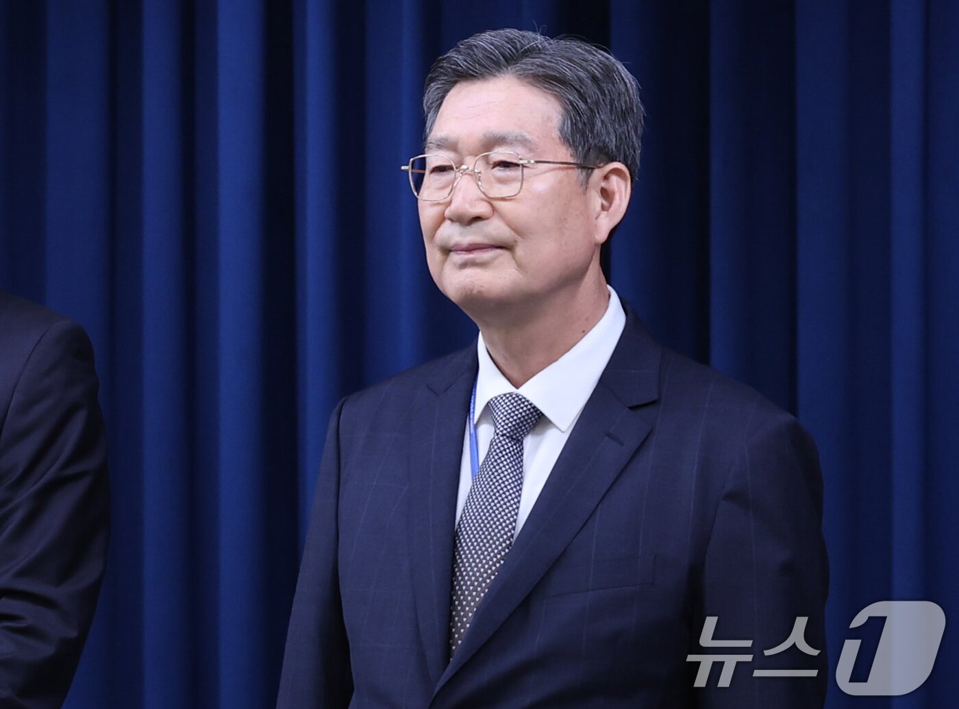 본문 이미지 - 새정부 초대 민정수석에 임명된 오광수 변호사가 8일 서울 용산구 대통령실 청사에서 열린 수석급 인선 발표 브리핑에 참석하고 있다. 2025.6.8/뉴스1 ⓒ News1 박지혜 기자