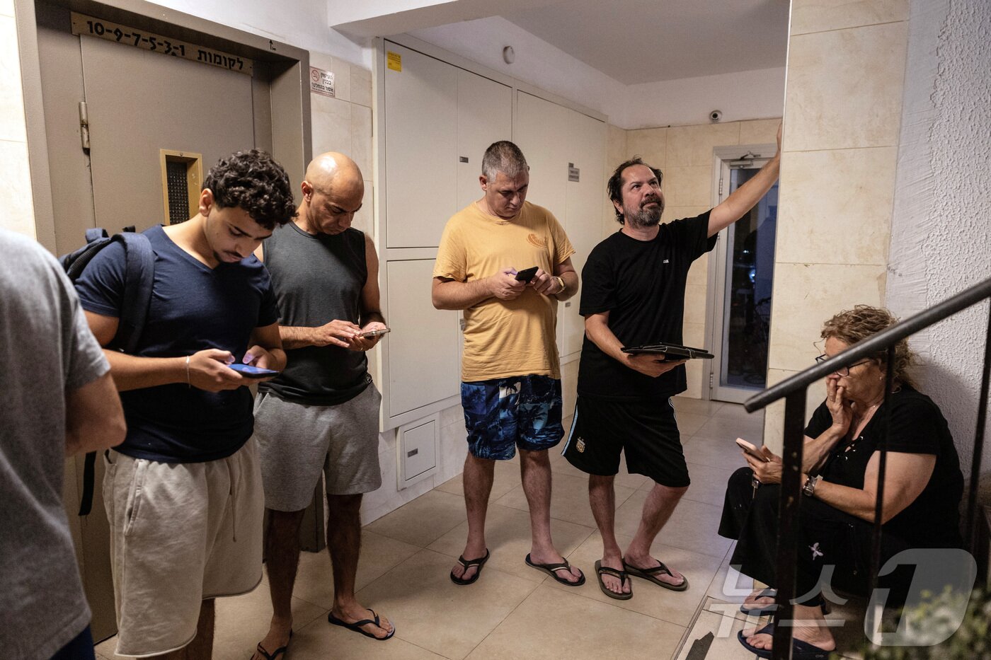 본문 이미지 - 이스라엘 텔아비브에서 사이렌을 듣고 대피소로 모인 이스라엘인들/ 2025.6.13 ⓒ 로이터=뉴스1