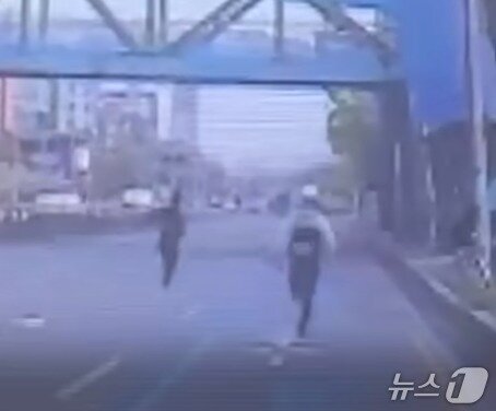 본문 이미지 - A 씨를 추격하는 수원서부경찰서 경비교통과 소속 조여훈 경사&#40;34&#41;. &#40;경기남부경찰청 제공. 재판매 및 DB 금지&#41; 2025.6.13/뉴스1 