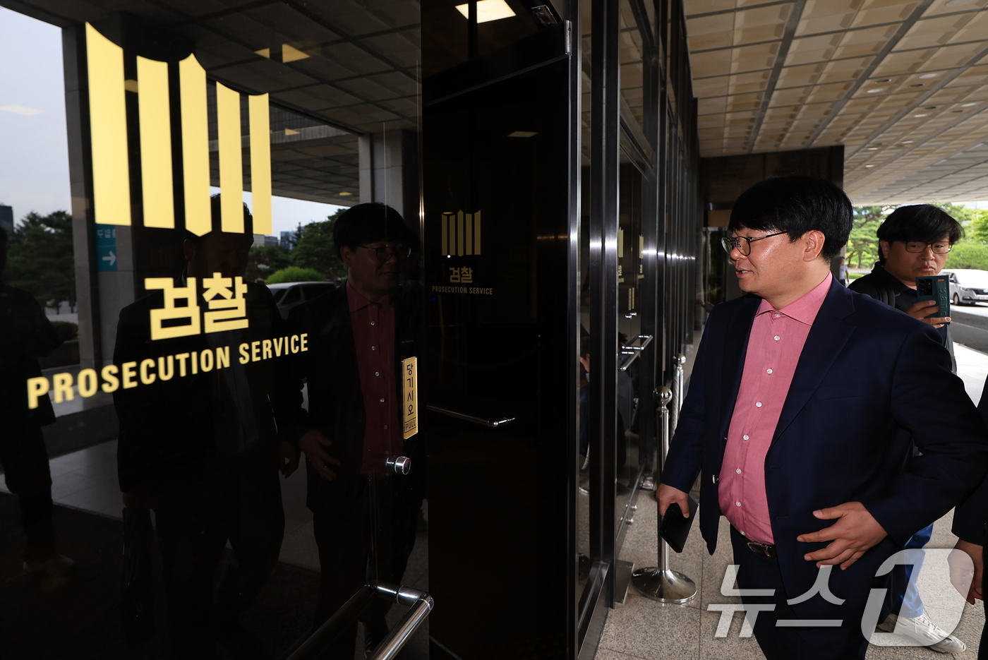 (서울=뉴스1) 박정호 기자 = 김건희 여사와 제삼자의 대화를 녹음한 혐의를 받는 서울의 소리 이명수 기자가 13일 오전 서울 서초구 서울중앙지검으로 피의자 신분으로 조사를 받기 …