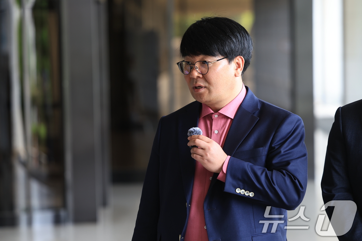 (서울=뉴스1) 박정호 기자 = 김건희 여사와 제삼자의 대화를 녹음한 혐의를 받는 서울의 소리 이명수 기자가 13일 오전 서울 서초구 서울중앙지검으로 피의자 신분으로 조사를 받기 …