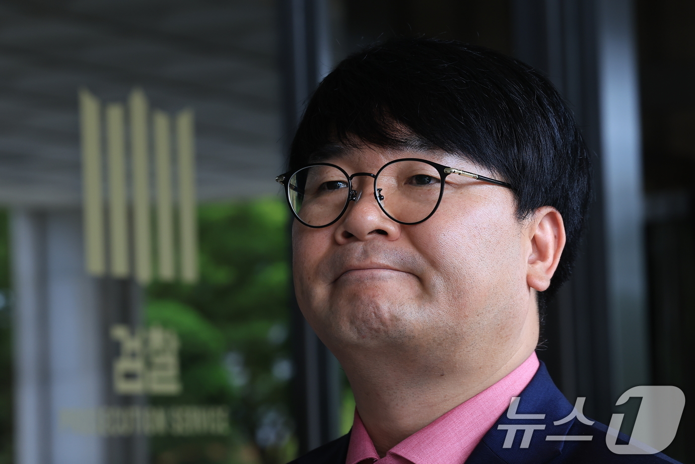 (서울=뉴스1) 박정호 기자 = 김건희 여사와 제삼자의 대화를 녹음한 혐의를 받는 서울의 소리 이명수 기자가 13일 오전 서울 서초구 서울중앙지검으로 피의자 조사를 받기 위해 도착 …