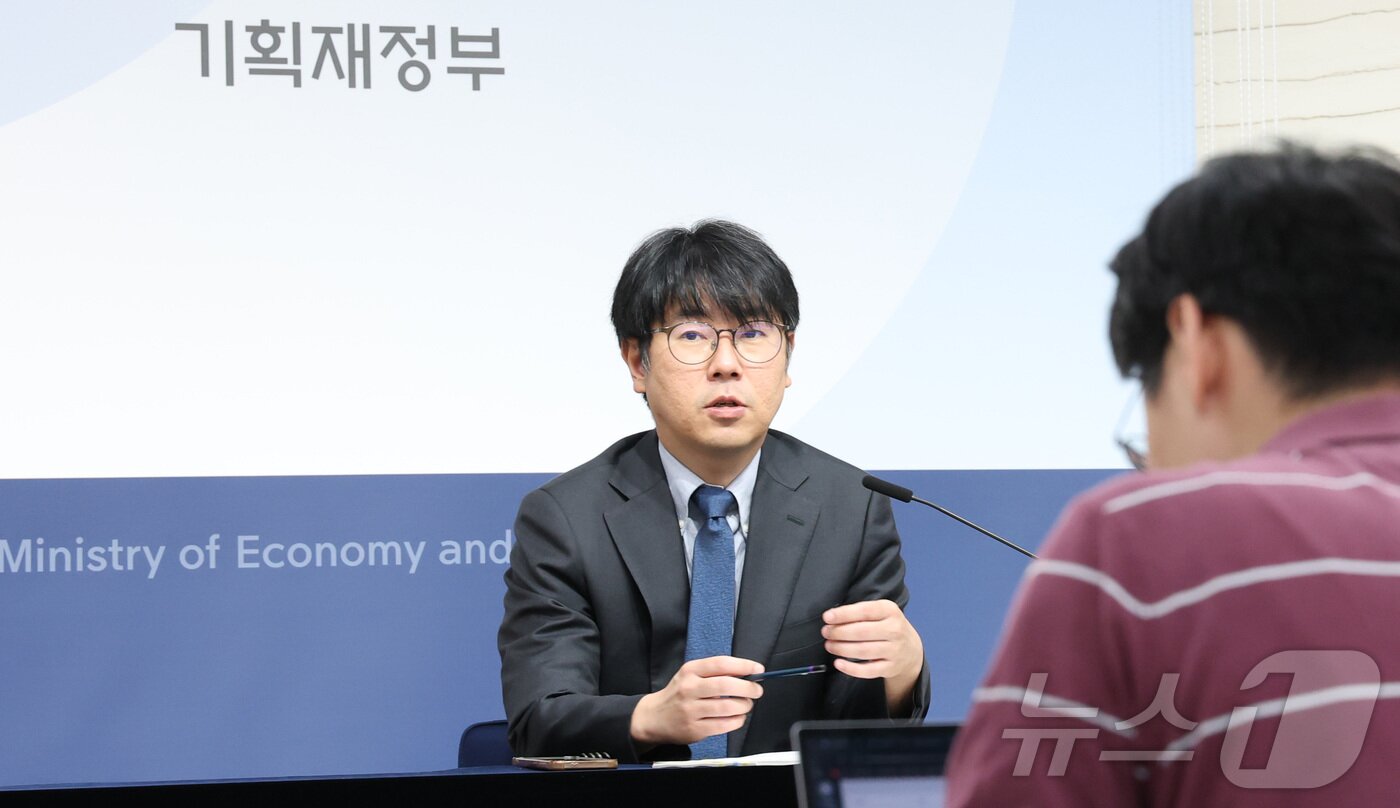 본문 이미지 - 조성중 기획재정부 경제분석과장이 13일 세종시 정부세종청사에서 2025년 6월 최근 경제동향을 발표하고 있다. 2025.6.13/뉴스1 ⓒ News1 김기남 기자