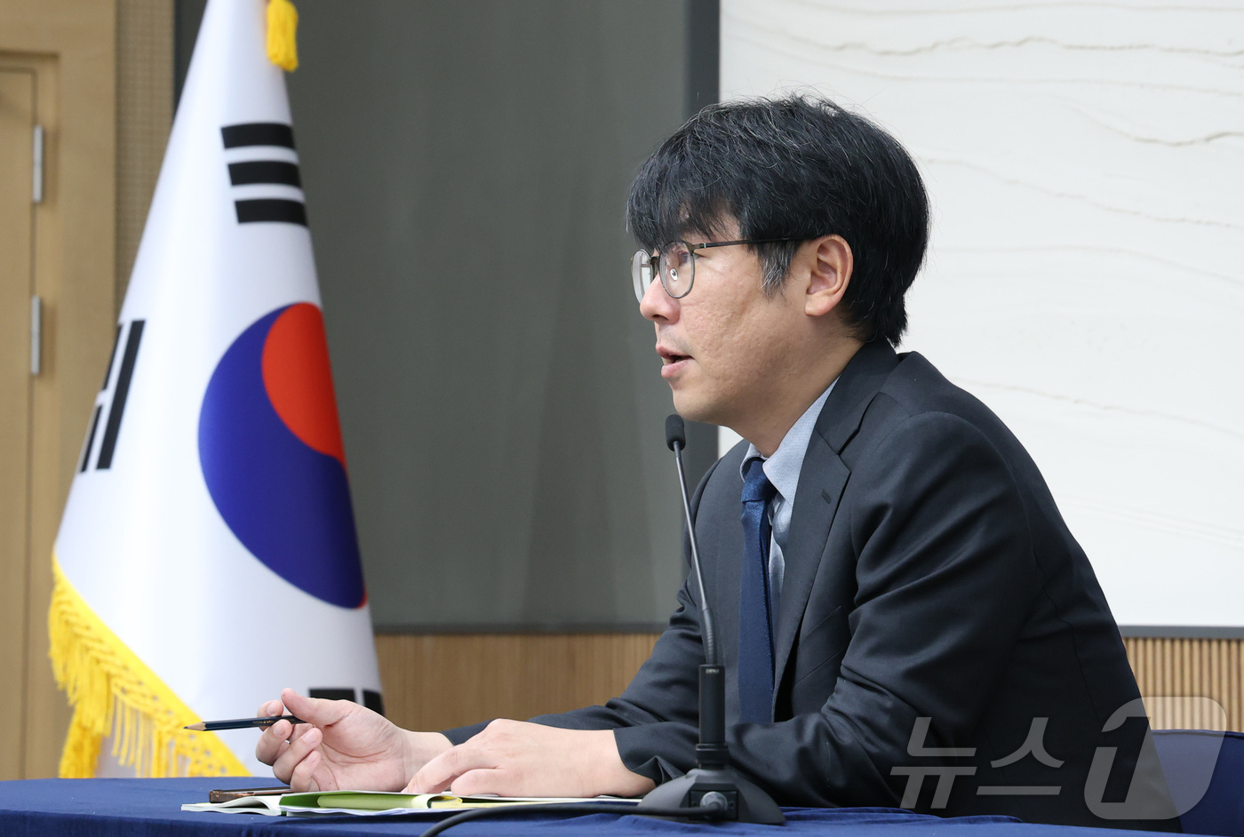 (세종=뉴스1) 김기남 기자 = 조성중 기획재정부 경제분석과장이 13일 세종시 정부세종청사에서 2025년 6월 최근 경제동향을 발표하고 있다. 2025.6.13/뉴스1