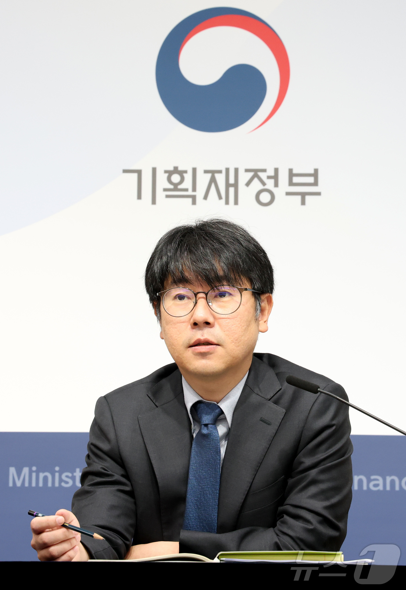 (세종=뉴스1) 김기남 기자 = 조성중 기획재정부 경제분석과장이 13일 세종시 정부세종청사에서 2025년 6월 최근 경제동향을 발표하고 있다. 2025.6.13/뉴스1
