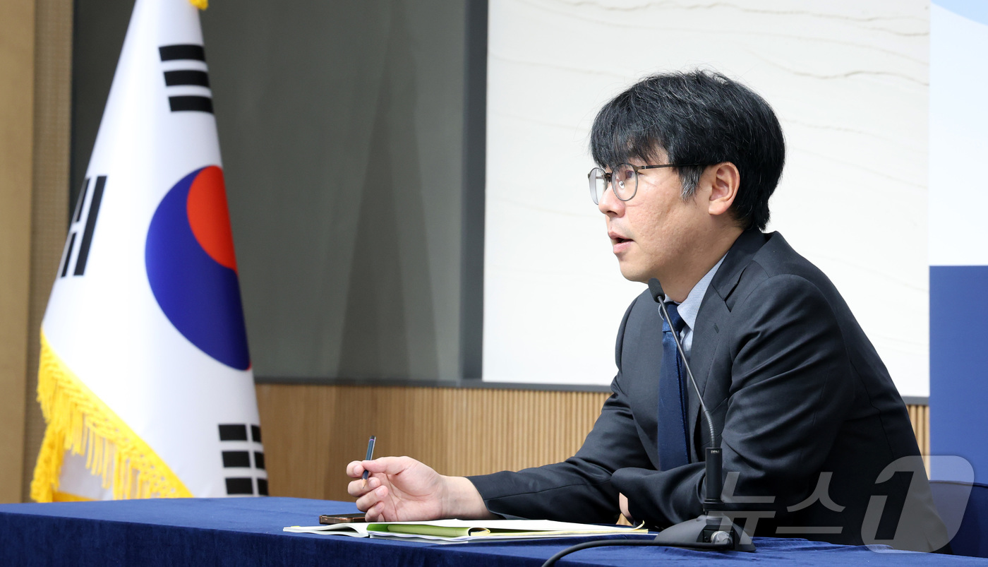 (세종=뉴스1) 김기남 기자 = 조성중 기획재정부 경제분석과장이 13일 세종시 정부세종청사에서 2025년 6월 최근 경제동향을 발표하고 있다. 2025.6.13/뉴스1