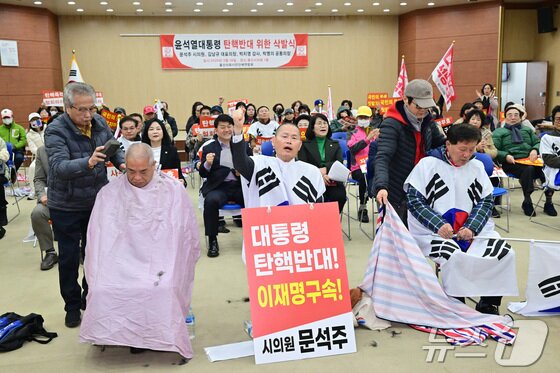 본문 이미지 - 지난 3월 18일 시의회 1층에서 윤 대통령 탄핵 반대 삭발식이 진행됐다.&#40;울산시의회 제공. 재판매 및 DB 금지&#41; /뉴스1
