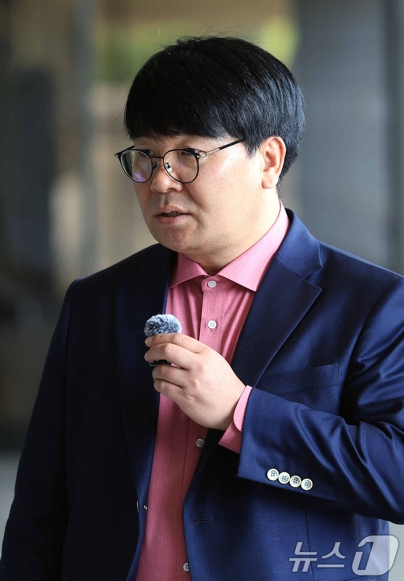 (서울=뉴스1) 박정호 기자 = 김건희 여사와 제삼자의 대화를 녹음한 혐의를 받는 서울의 소리 이명수 기자가 13일 오전 서울 서초구 서울중앙지검으로 피의자 조사를 받기 위해 도착 …